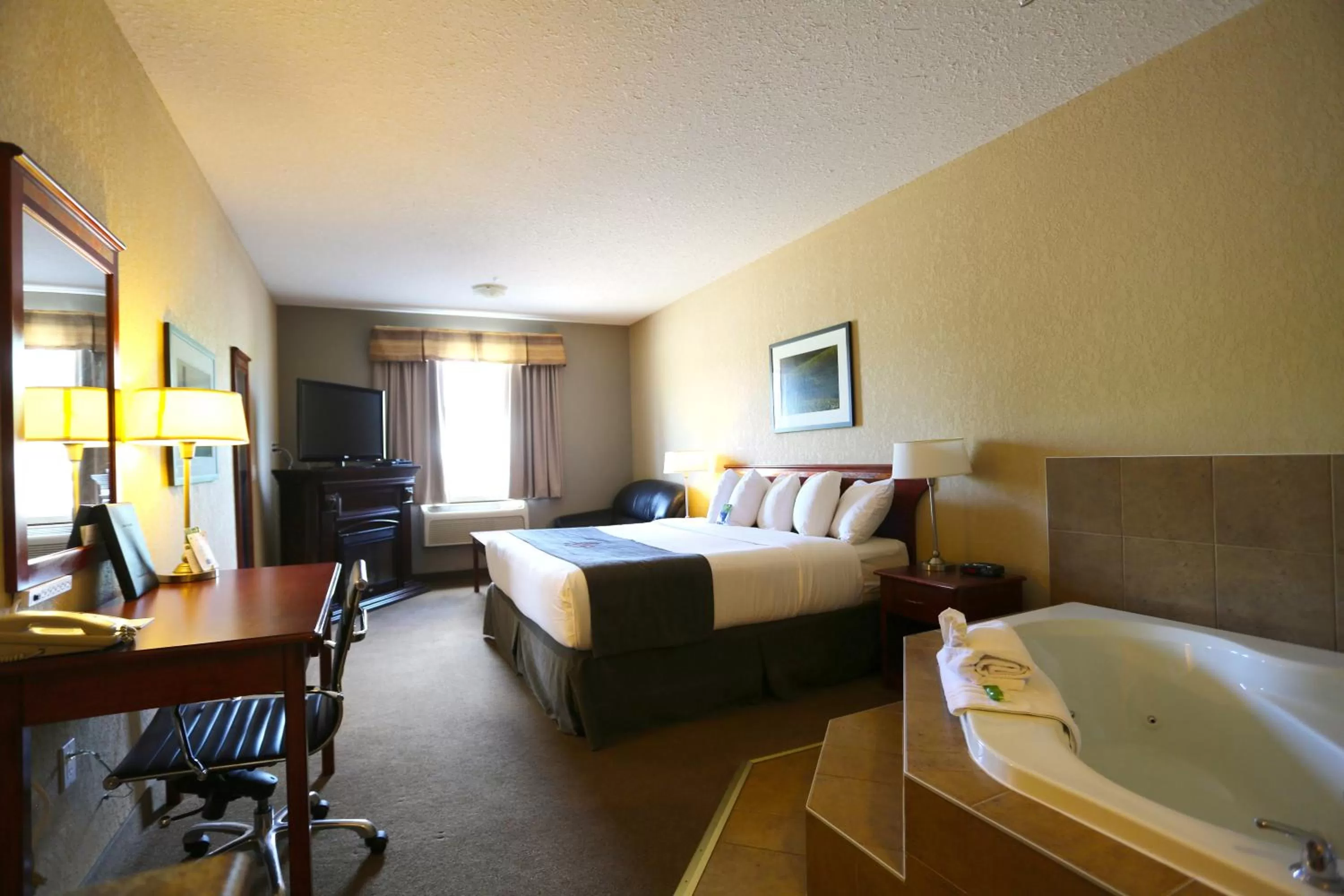 Photo of the whole room, Bed in Lakeview Inns & Suites - Fort Nelson