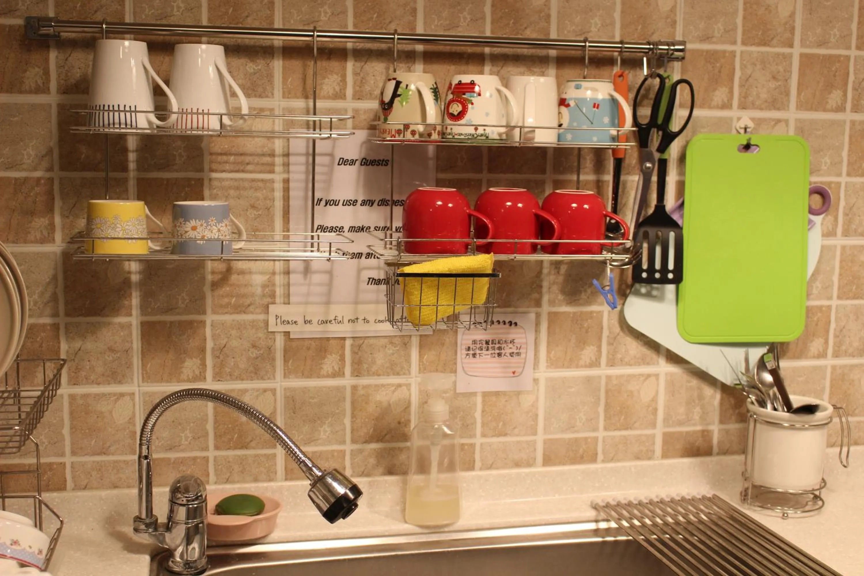 Communal kitchen in Hongdae Style Guesthouse