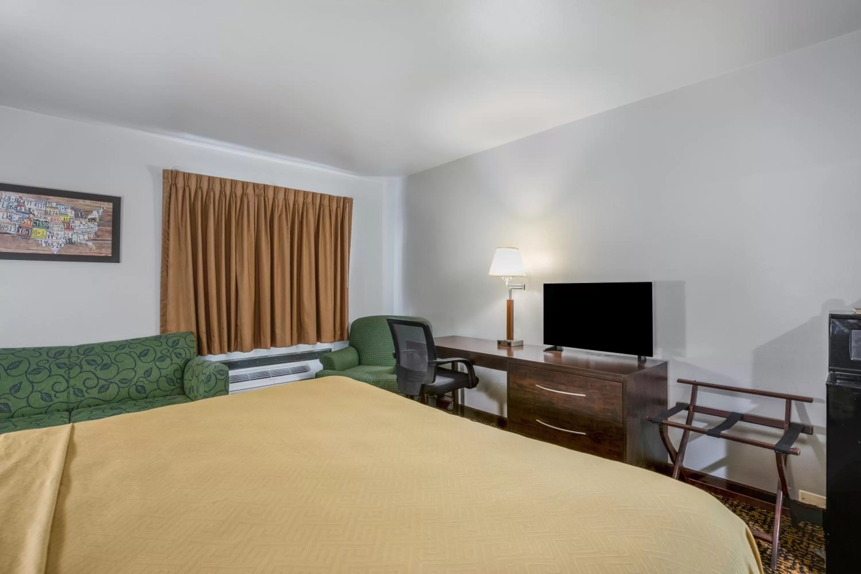 Bedroom, Bed in Econo Lodge Milwaukee Airport