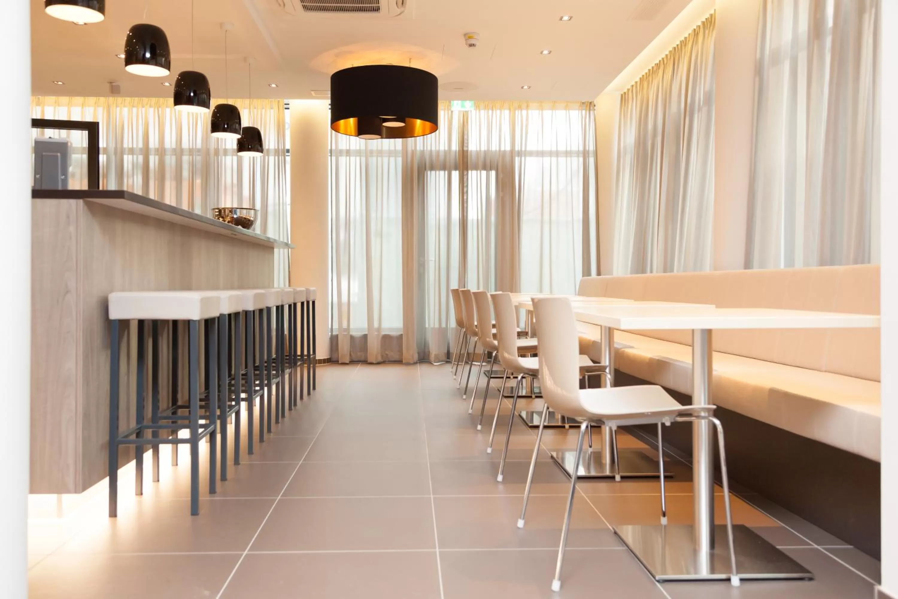 Lounge or bar in relexa hotel München