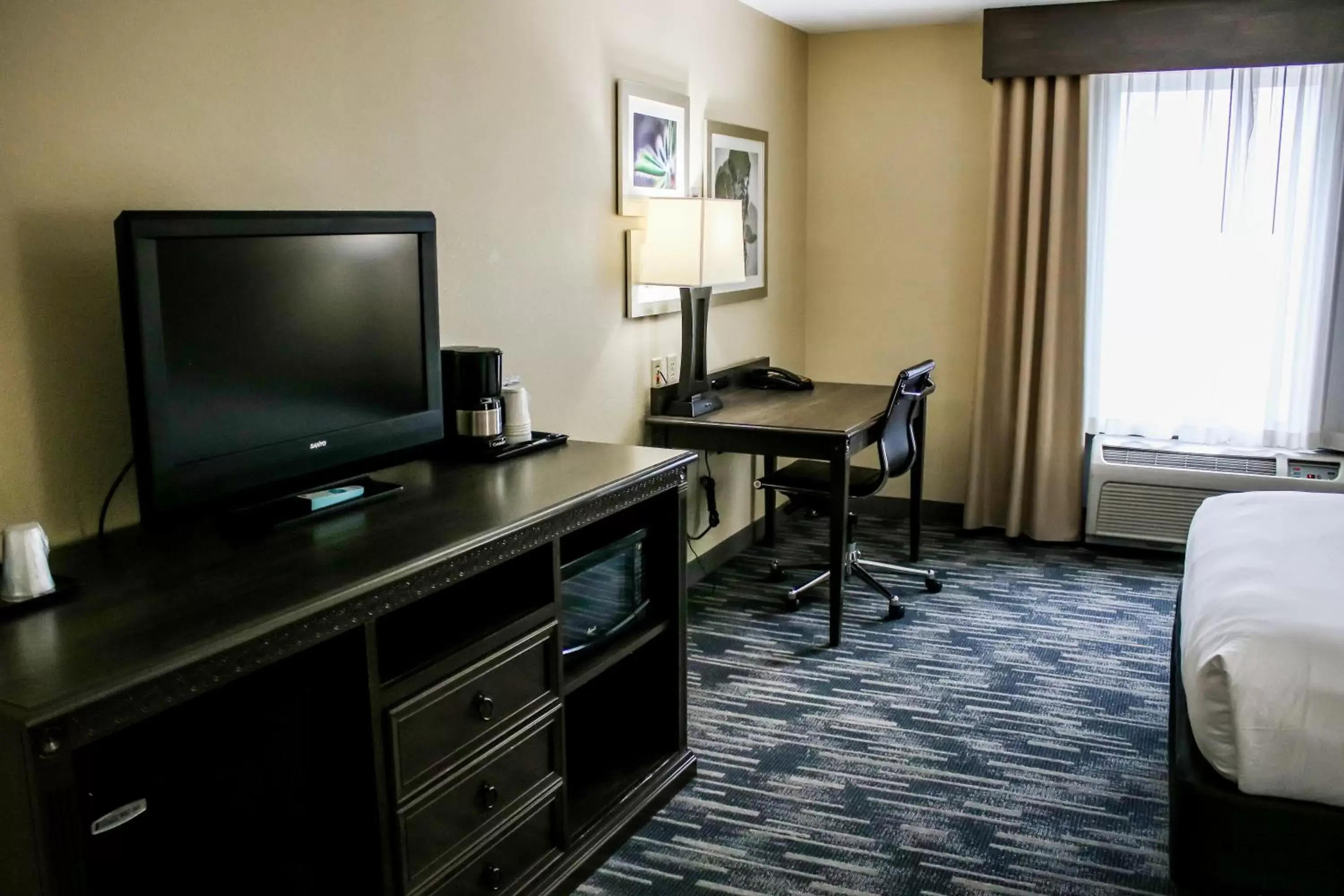 Queen Room with Two Queen Beds - Disability Access/Non-Smoking in Country Inn & Suites by Radisson, Richmond West at I-64, VA Queen Room with Two Queen Beds - Disability Access/Non-Smoking in Country Inn & Suites by Radisson, Richmond West at I-64, VA