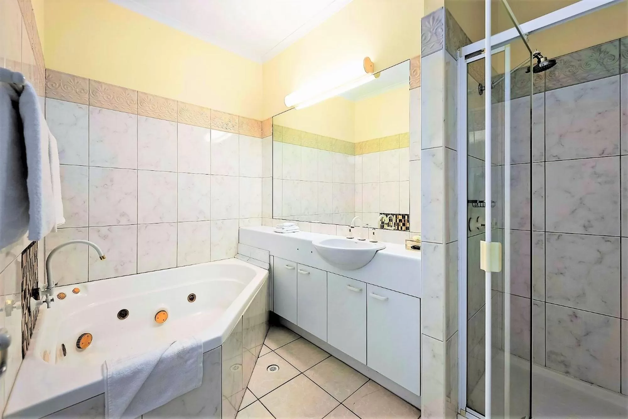Shower in Eltham Gateway Hotel & Conference Centre