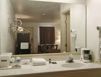 Coffee/tea facilities, Bathroom in El Rancho Motel