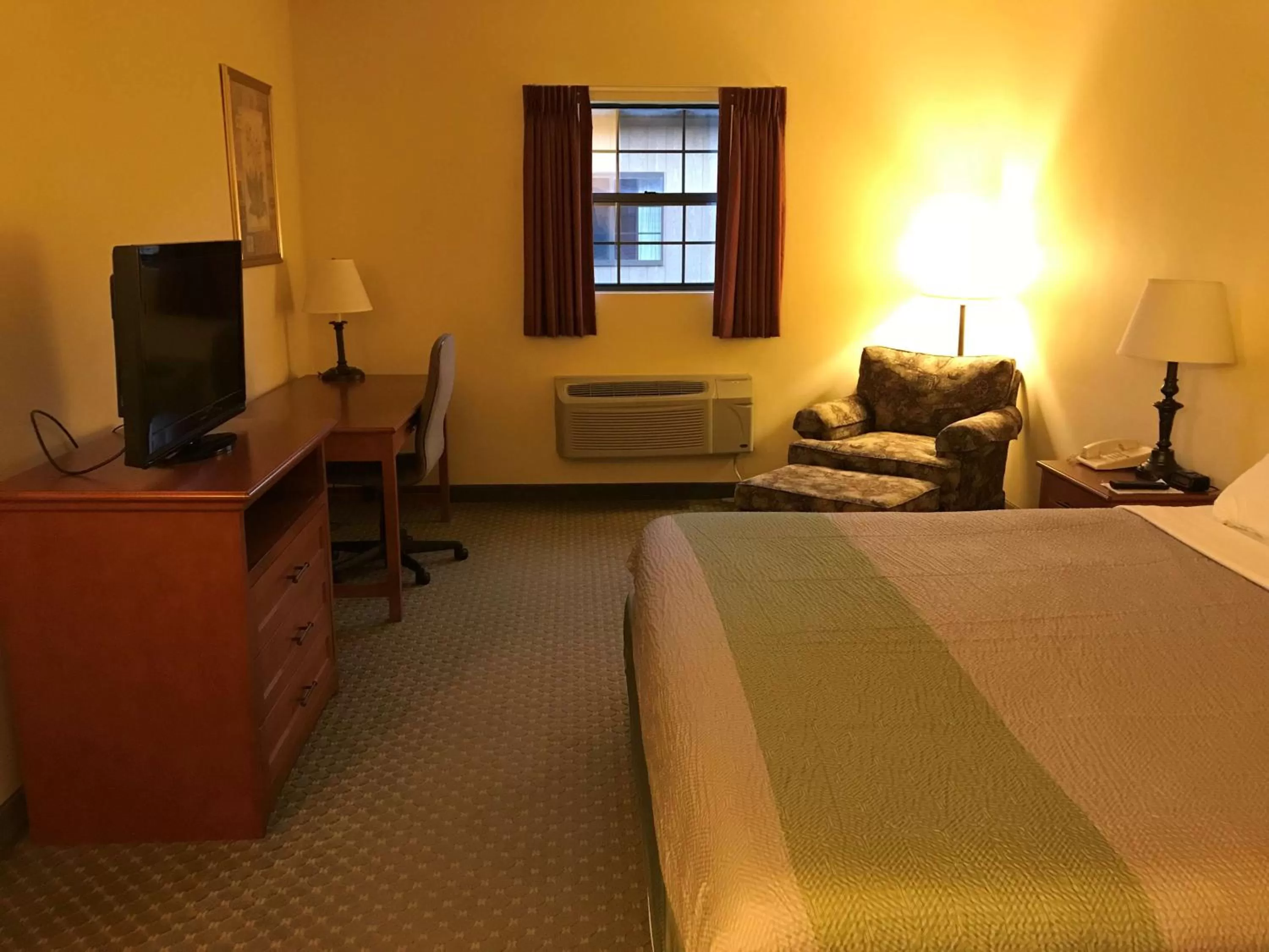 TV and multimedia, Bed in Motel 6-Bloomsburg, PA