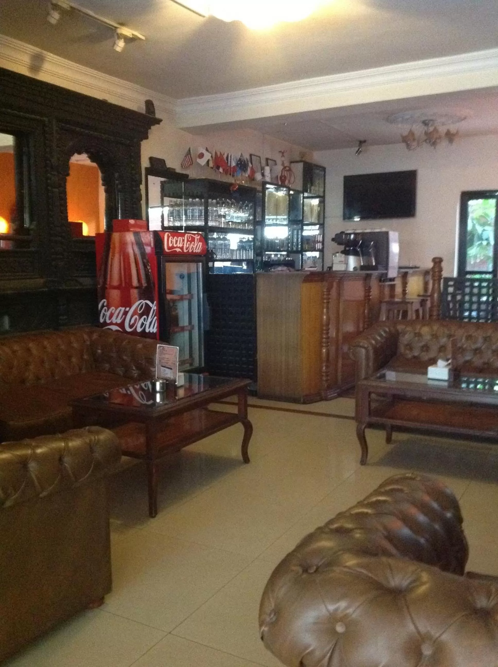 Restaurant/places to eat in Hotel Earth House