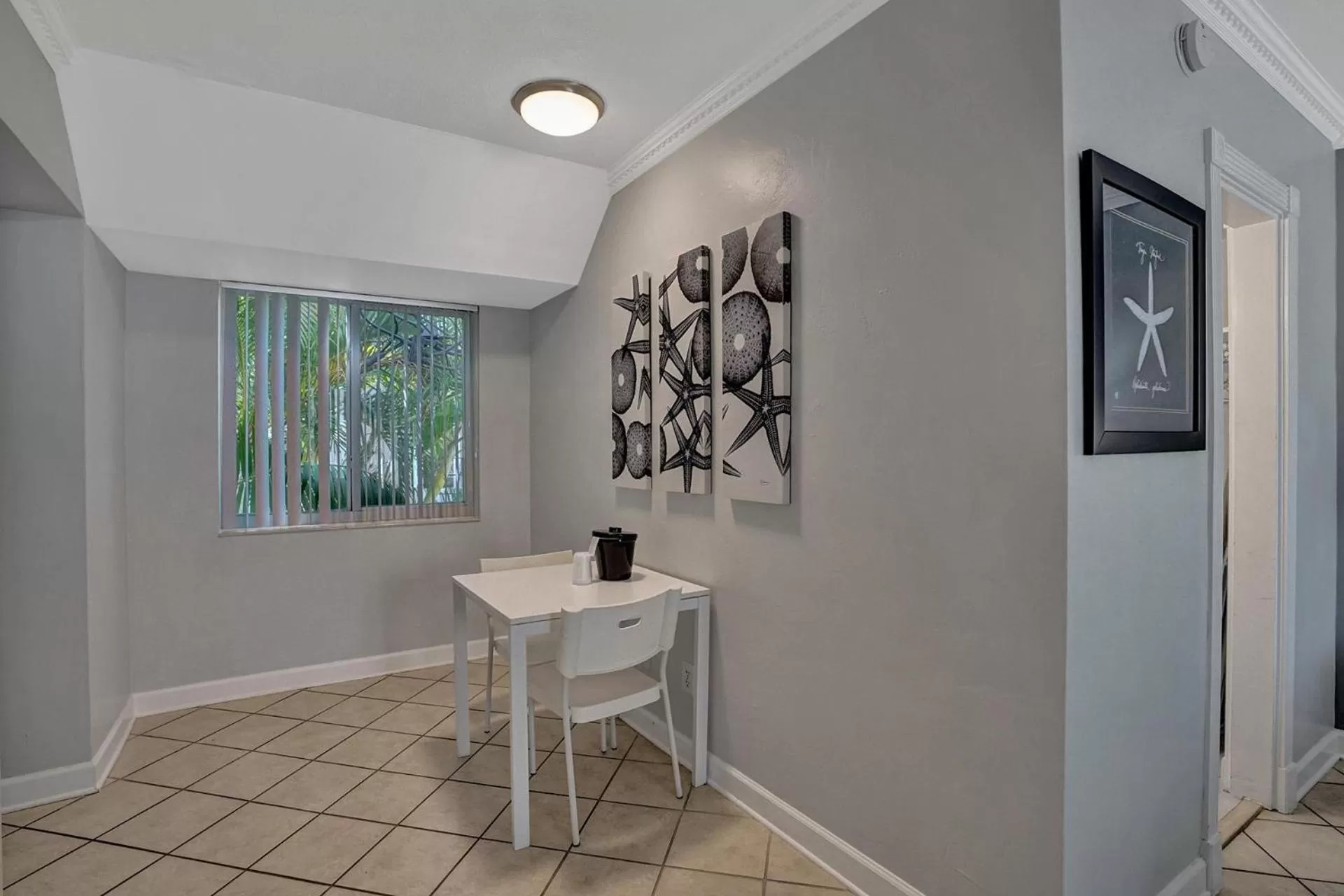 Dining Area in The Worthington Resorts - Clothing Optional - Men Only - Solo hombres