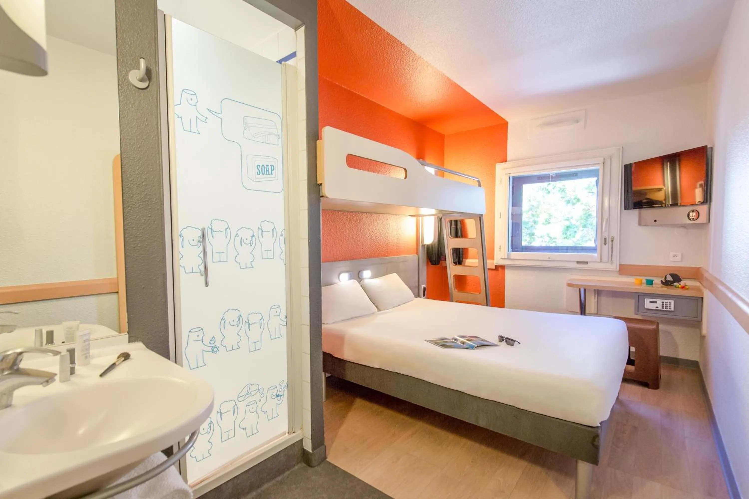 Shower, Bed in Ibis Budget Marseille Timone