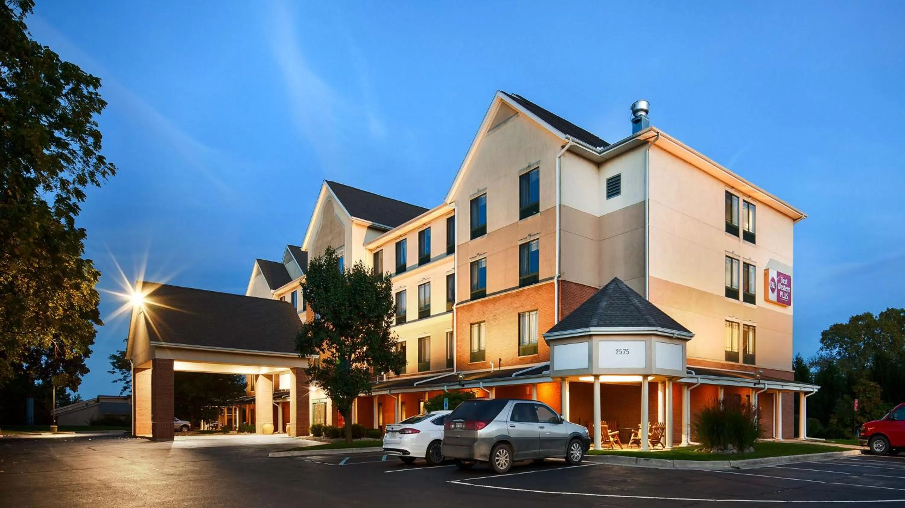 Property building in Best Western Plus Kalamazoo Suites