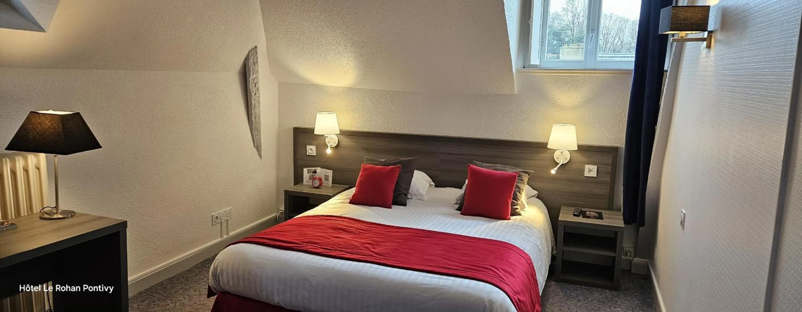 Guests, Bed in Hôtel Le Rohan Charme et Caractère