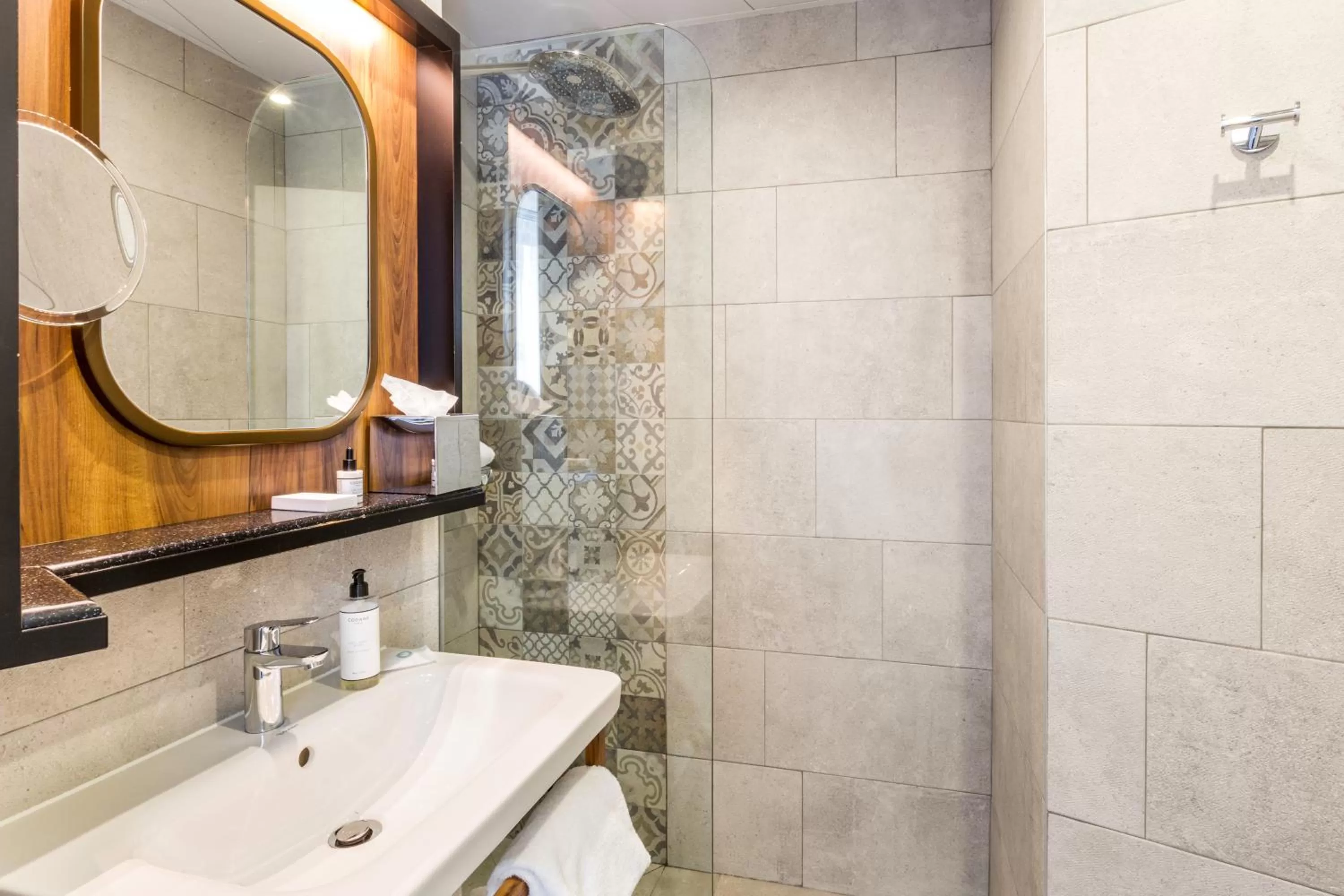 Shower in Best Western Plus La Demeure