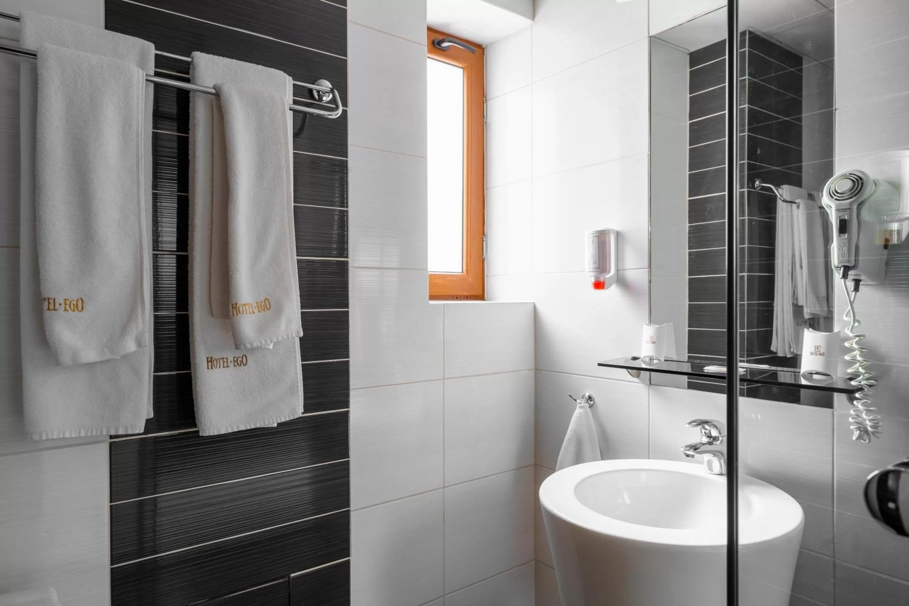 Shower in Hotel Ego - Free Parking - Top Central Location