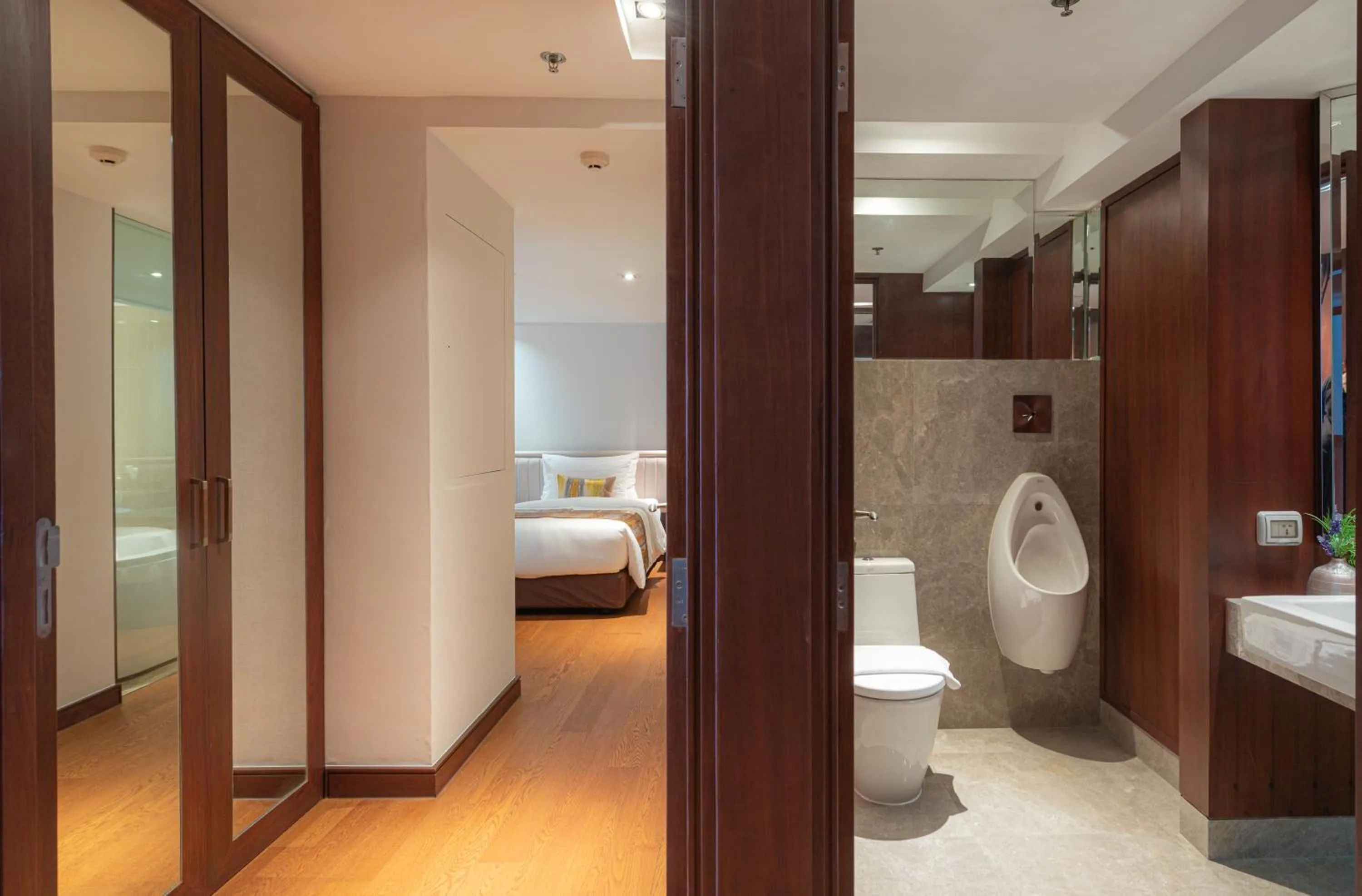 Bathroom, Bed in Summit Windmill Golf Suite Hotel at Suvarnabhumi