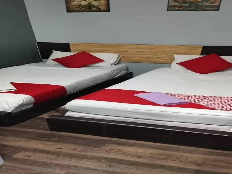 Bedroom, Bed in Lucky Hotel