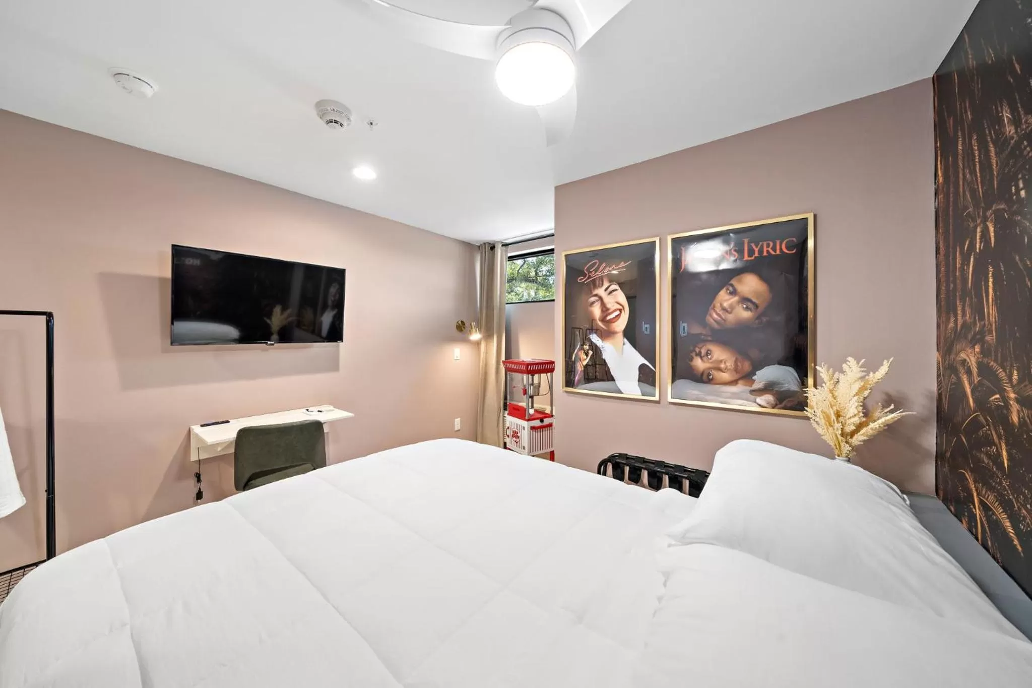 TV and multimedia, Bed in Wanderstay Boutique Hotel