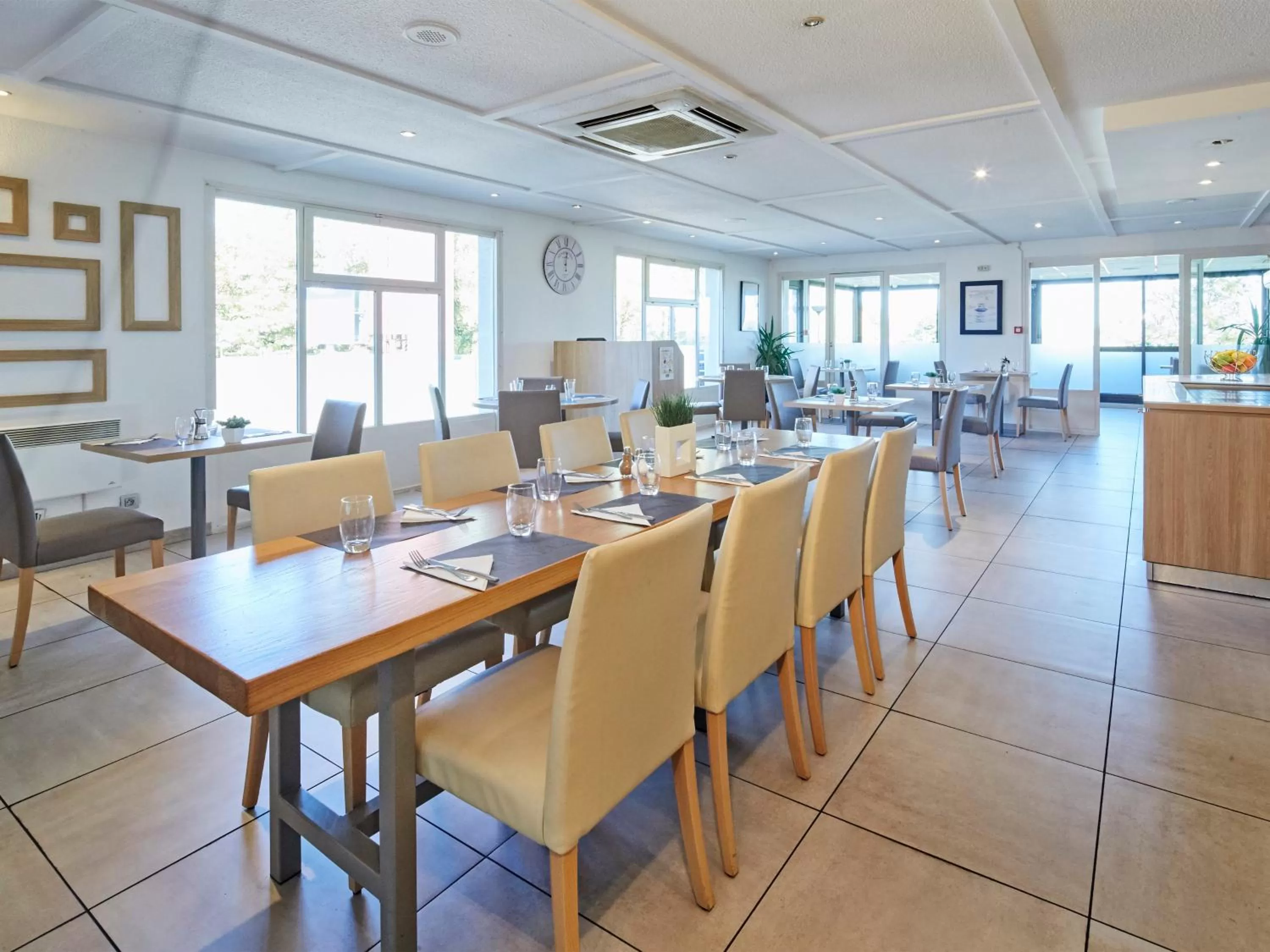 Restaurant/Places to Eat in Kyriad - Ecouen la Croix Verte