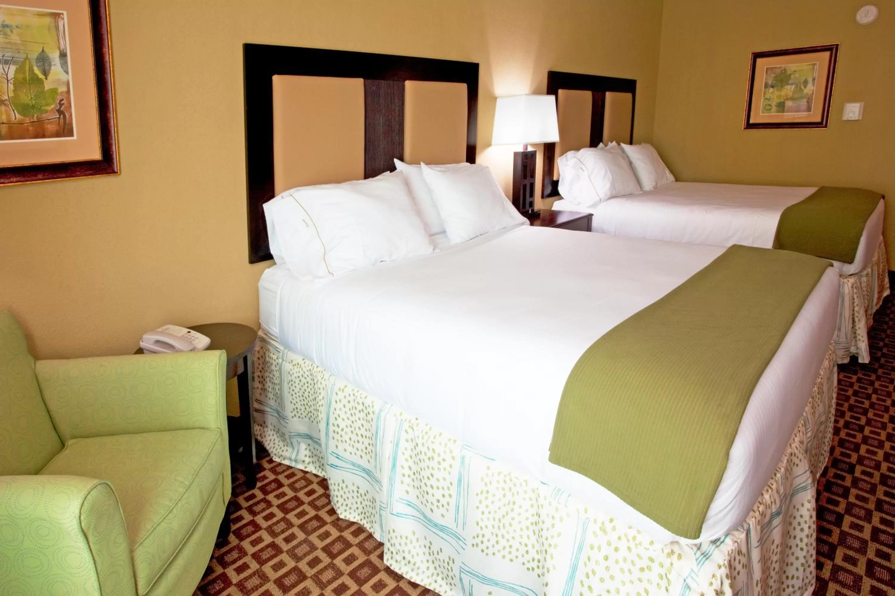 Bed in Holiday Inn Express Hotel & Suites Chaffee - Jacksonville West by IHG