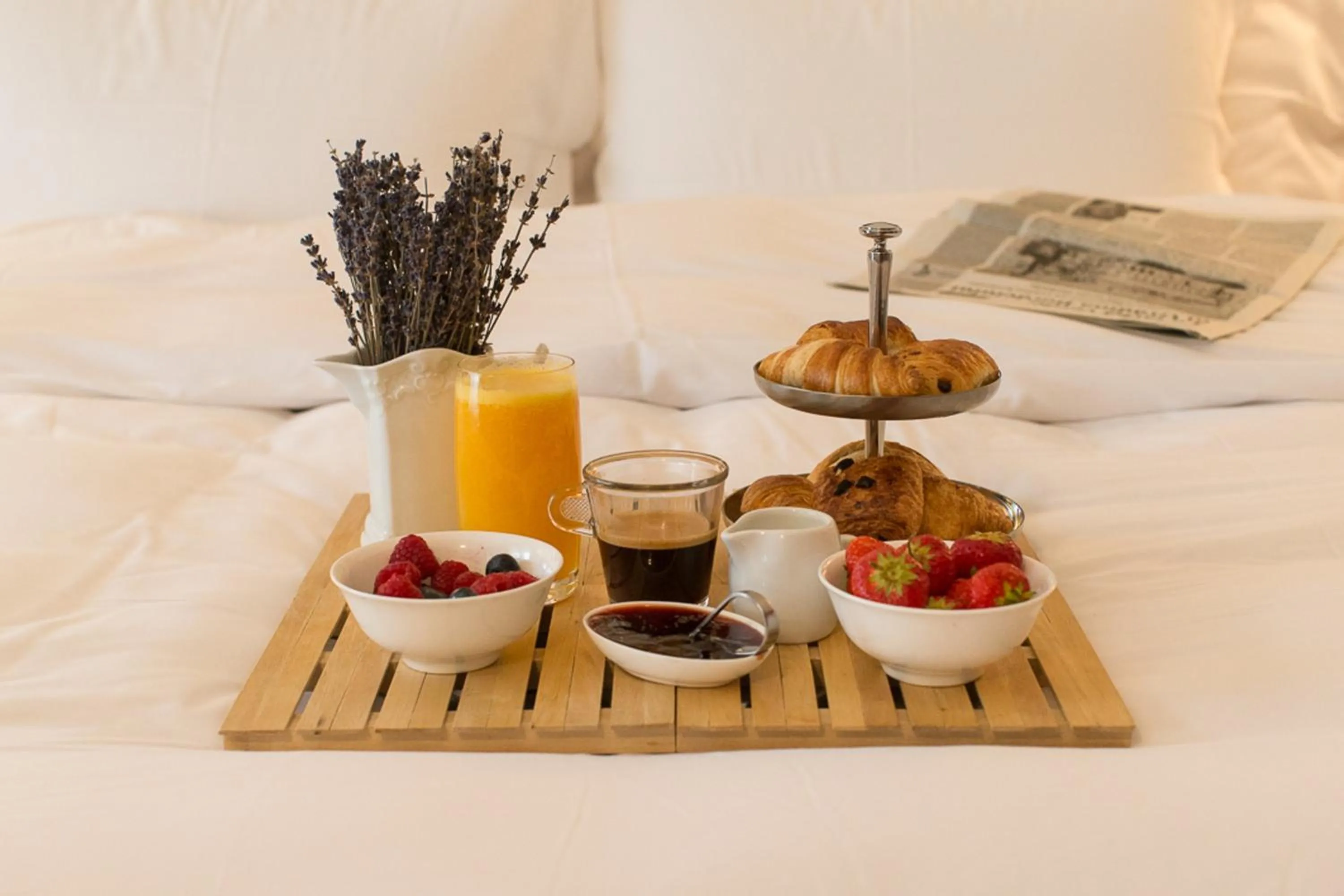 Food and drinks, Bed in Lux Garden Hotel