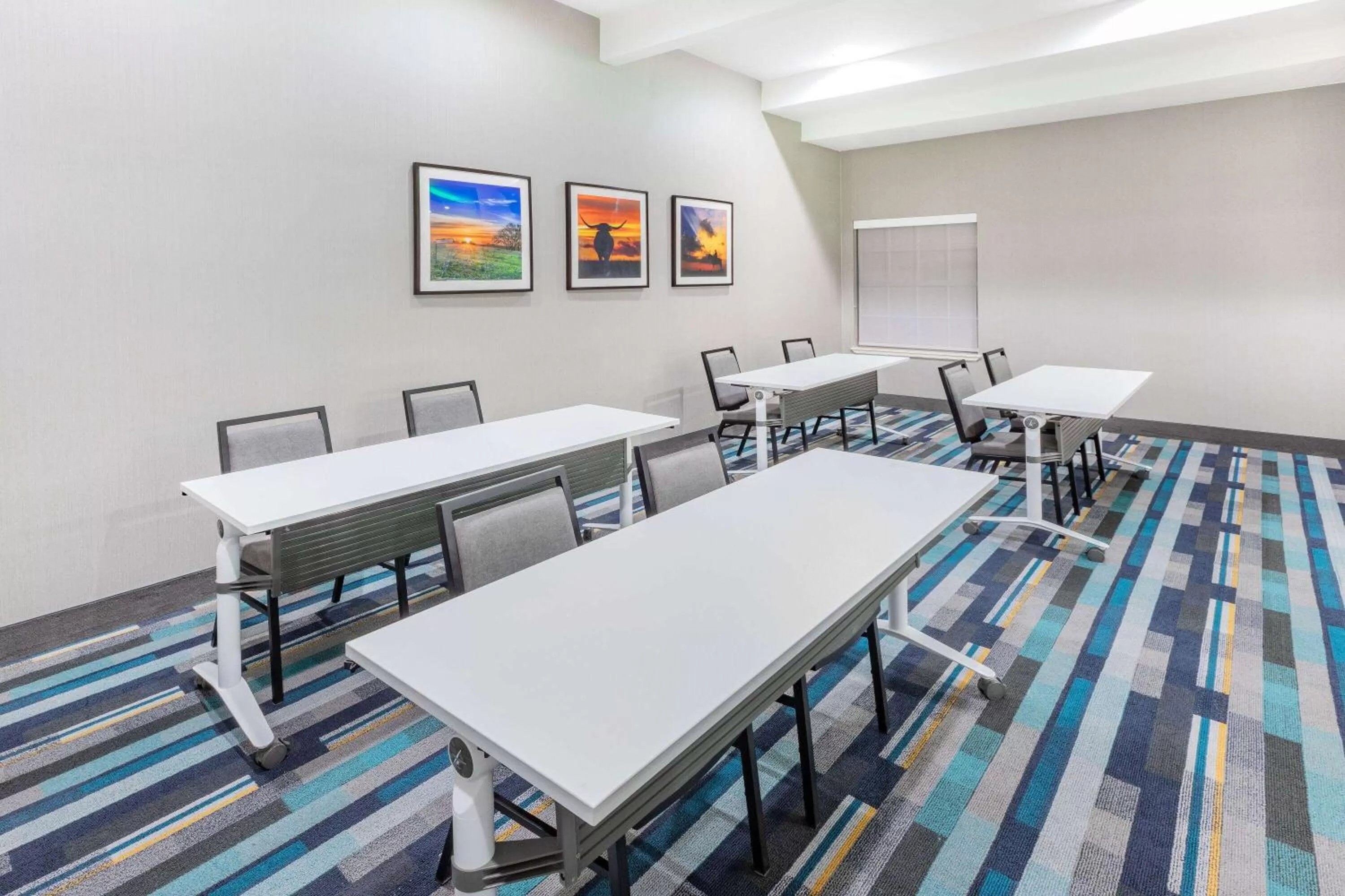 Seating area in La Quinta Inn & Suites by Wyndham Pharr RGV Medical Center