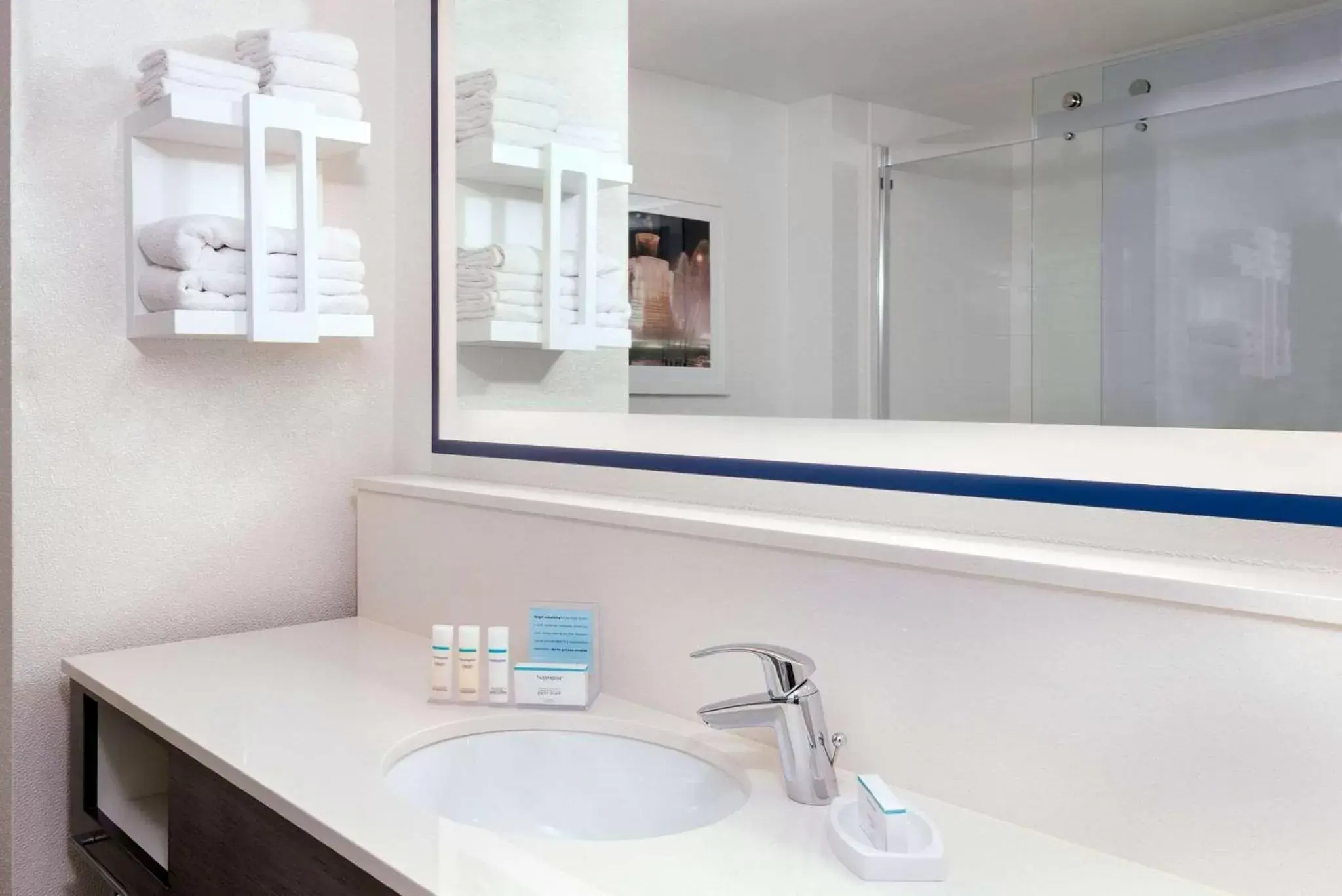 Queen Room with Two Queen Beds and Shower - Non-Smoking in Hampton Inn & Suites Country Club Plaza Queen Room with Two Queen Beds and Shower - Non-Smoking in Hampton Inn & Suites Country Club Plaza