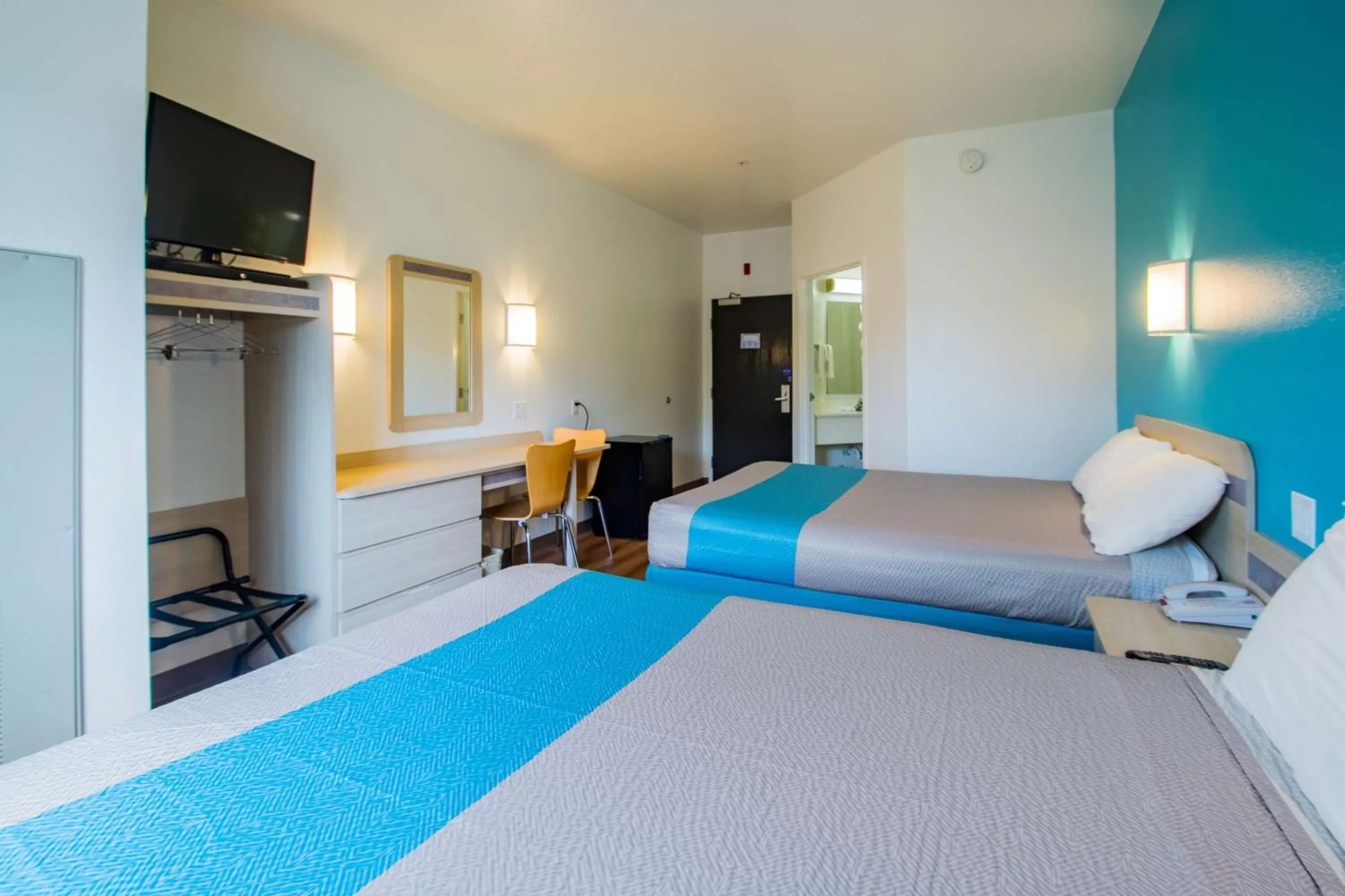 TV and multimedia in Motel 6-Portland, OR - North