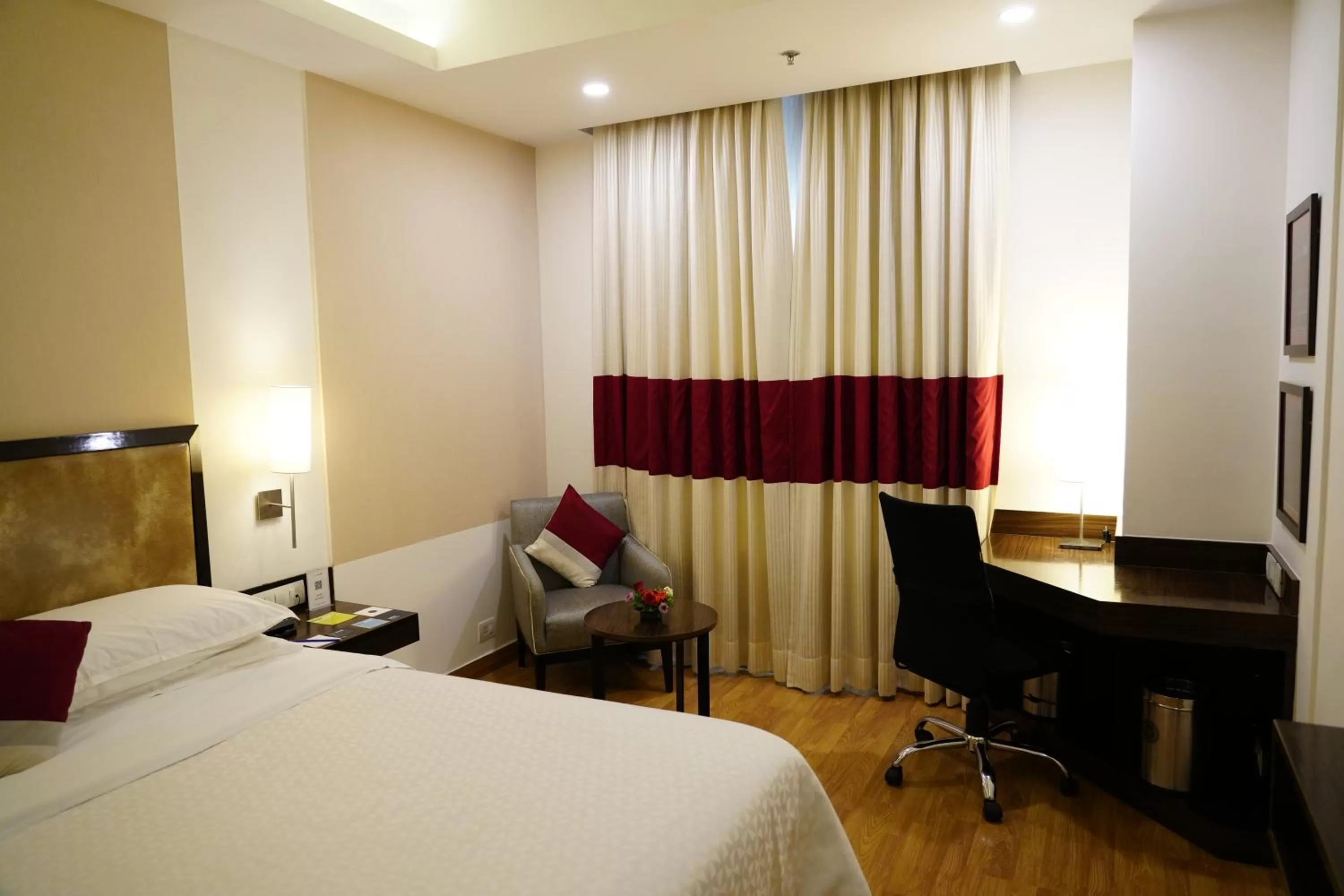 hair dresser, Bed in Four Points by Sheraton Vadodara