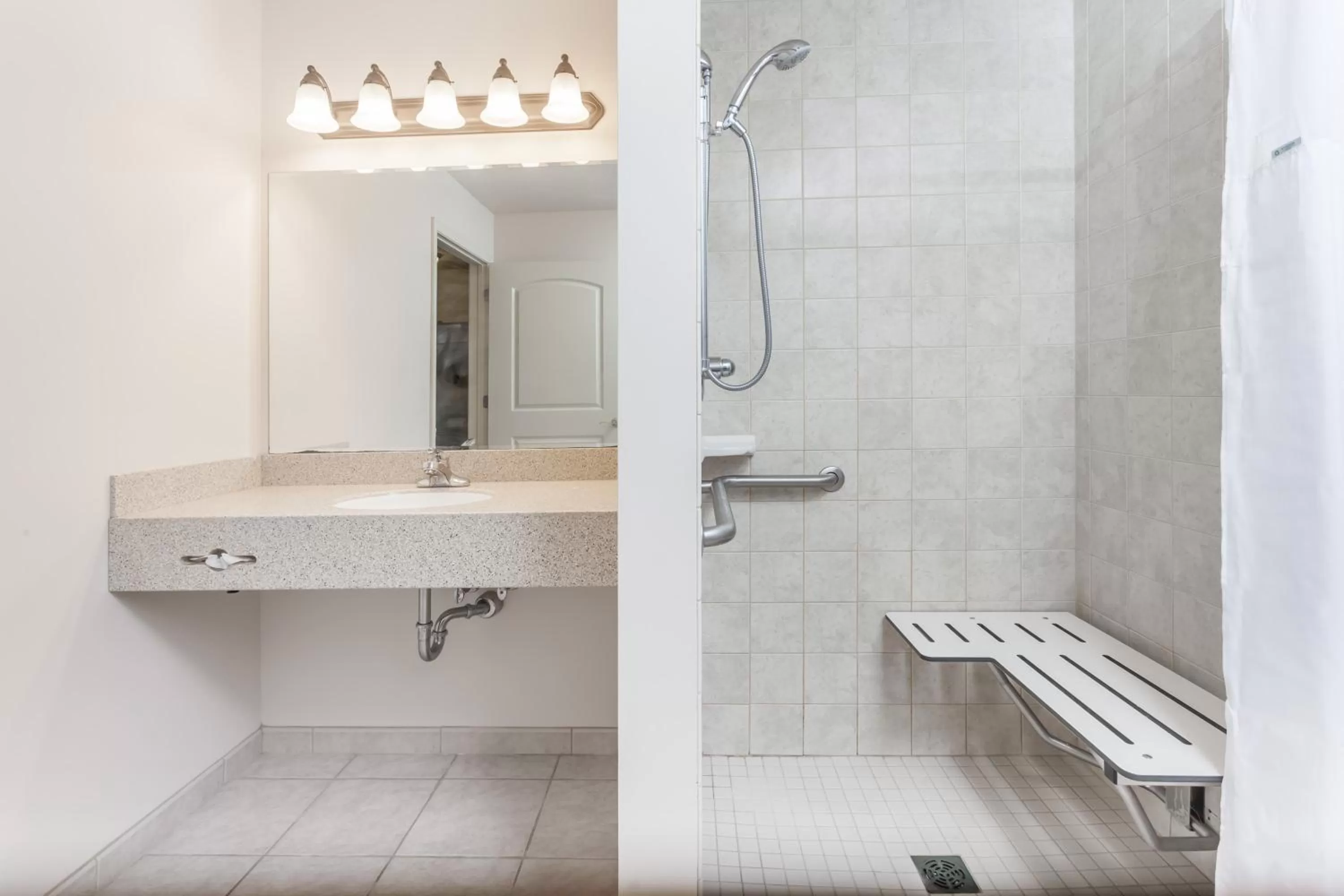 Deluxe Queen Room - Disability Access/Non-Smoking in Days Inn by Wyndham Pentwater