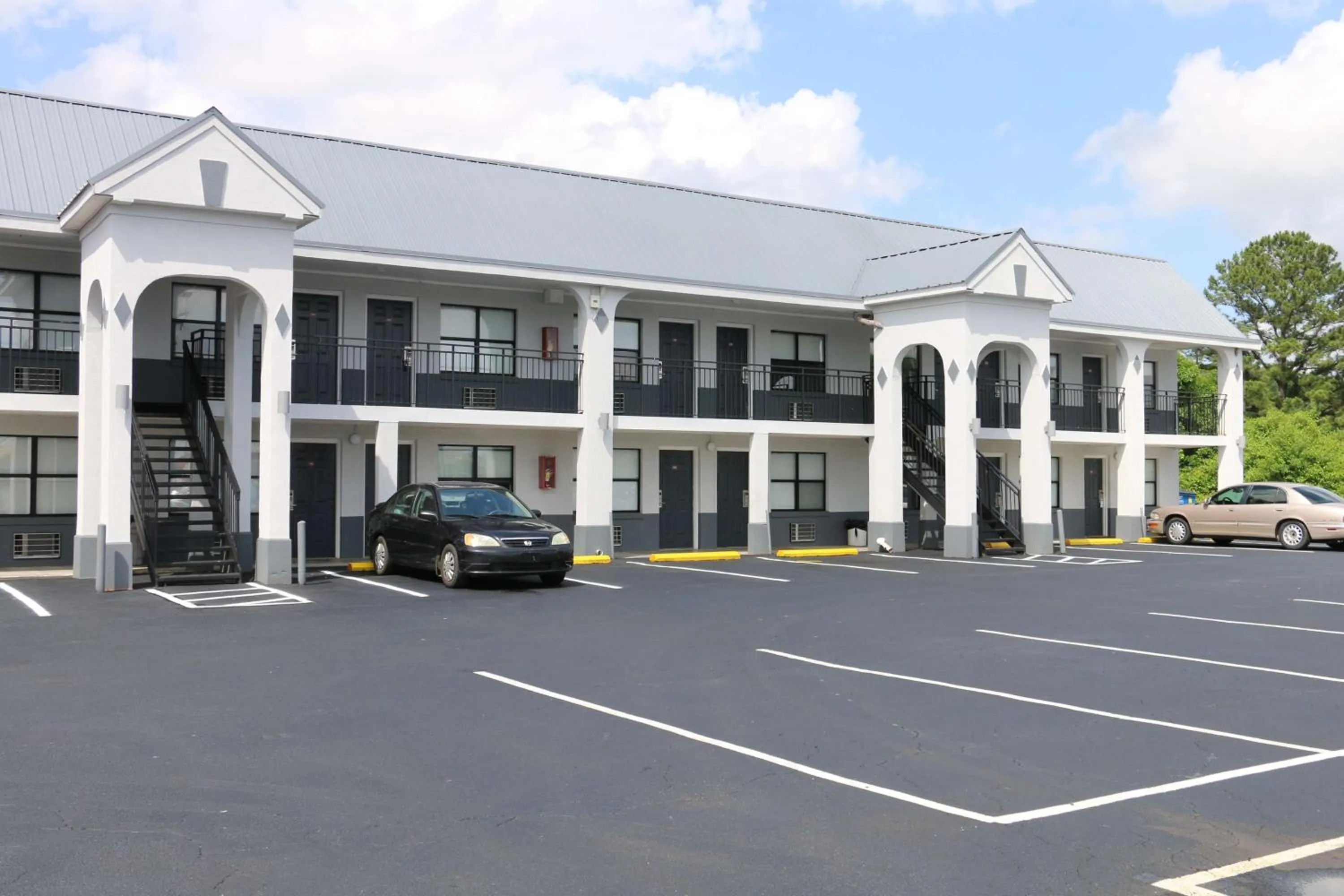 Property building in Travelodge by Wyndham Calhoun South I-75