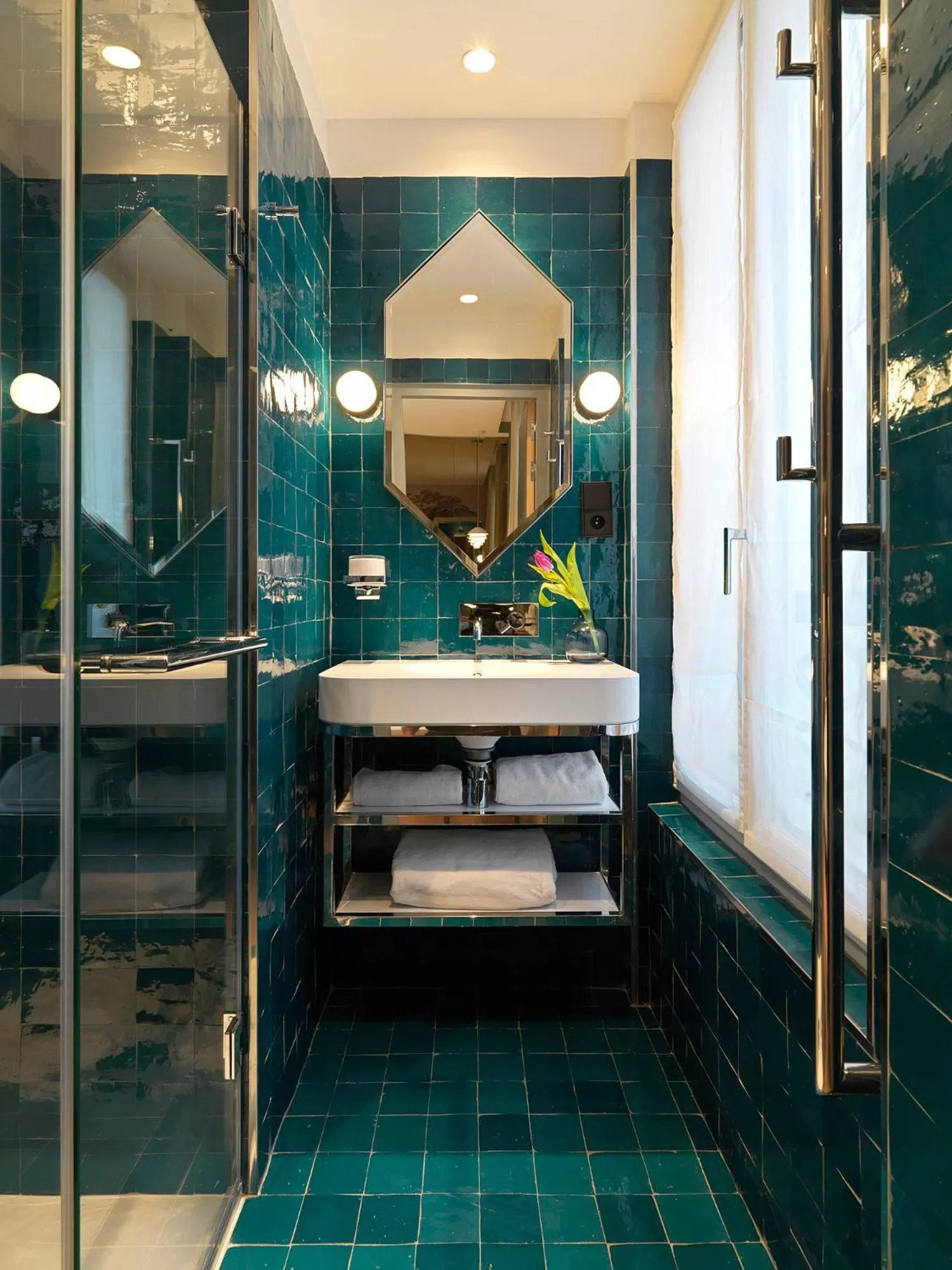 Bathroom, Bed in Le Katorze Hôtel