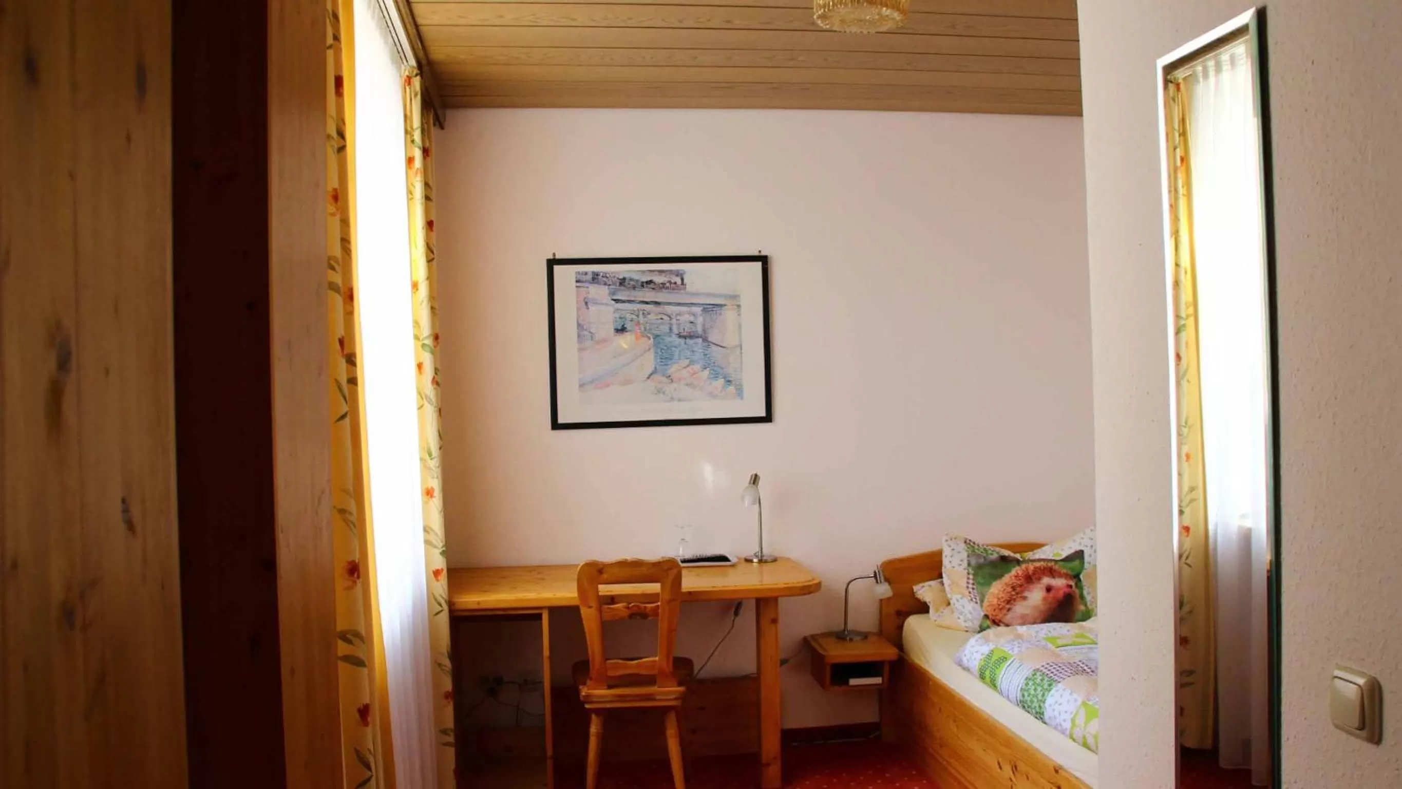 Bed, Seating Area in Hotel Gasthof Zum weissen Lamm