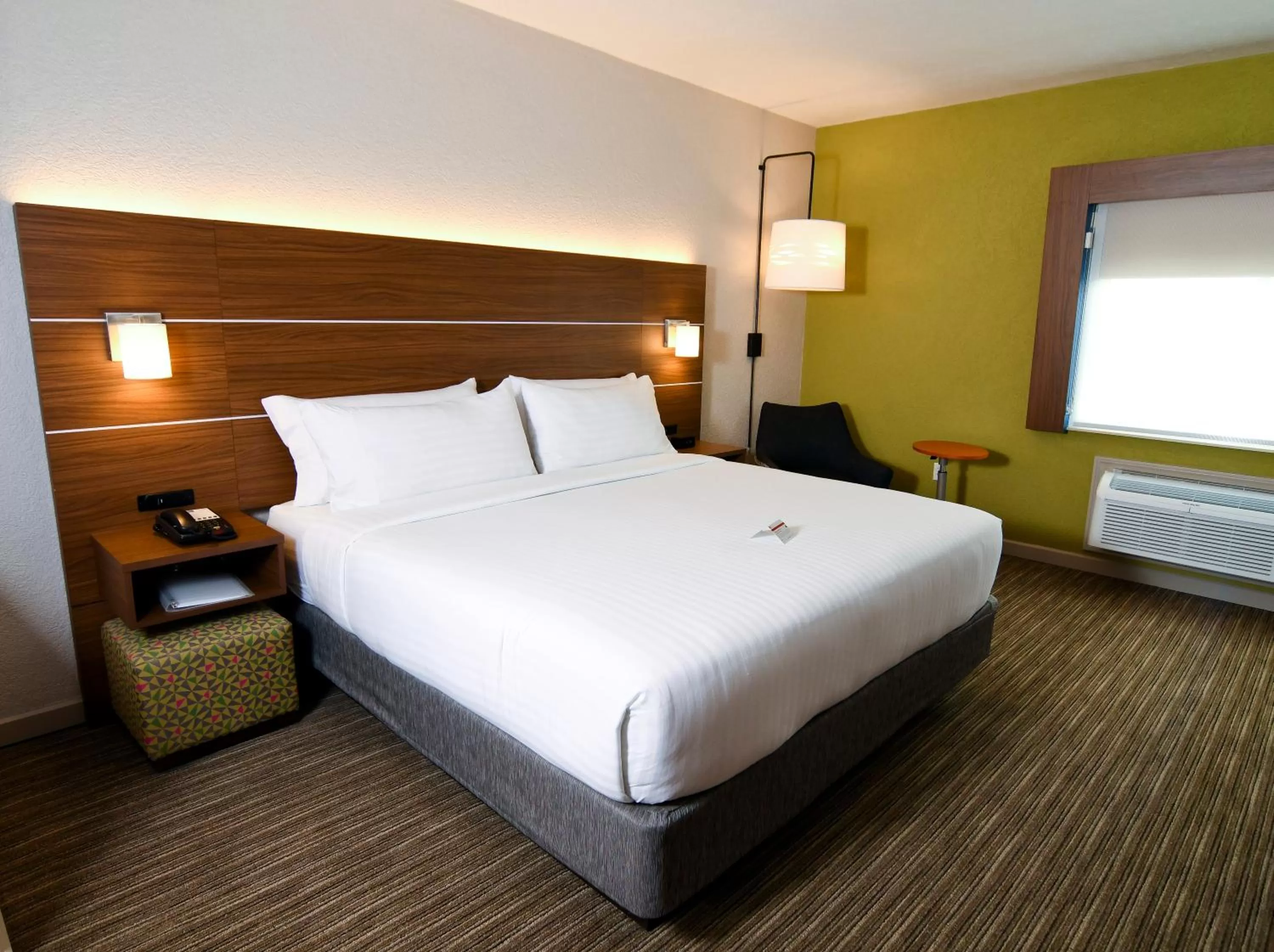 Photo of the whole room, Bed in Holiday Inn Express Hotel & Suites Port Clinton-Catawba Island by IHG