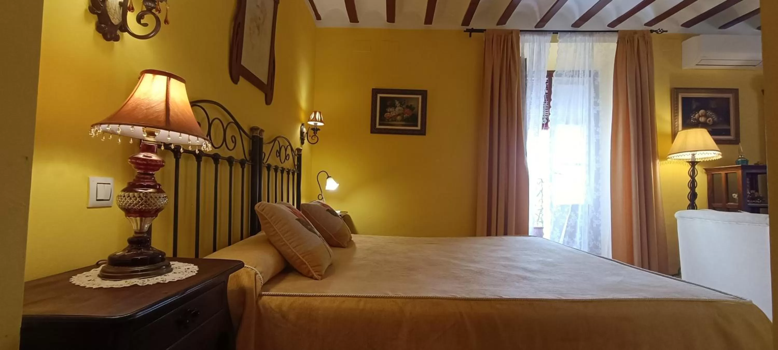 Bed in Hotel Rural Posada Los Caballeros