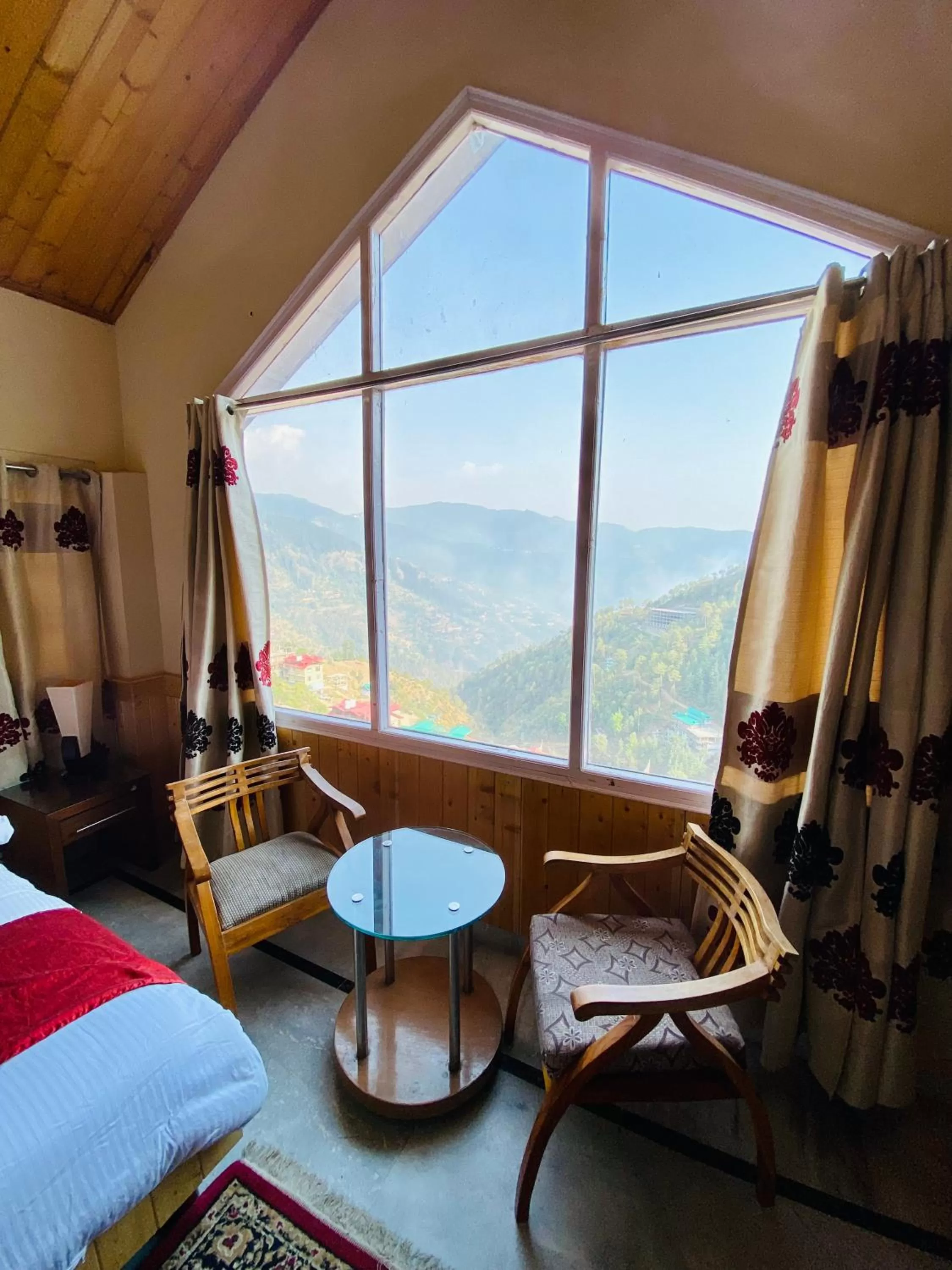 Mountain view, Bed in Sai Cottage Shimla