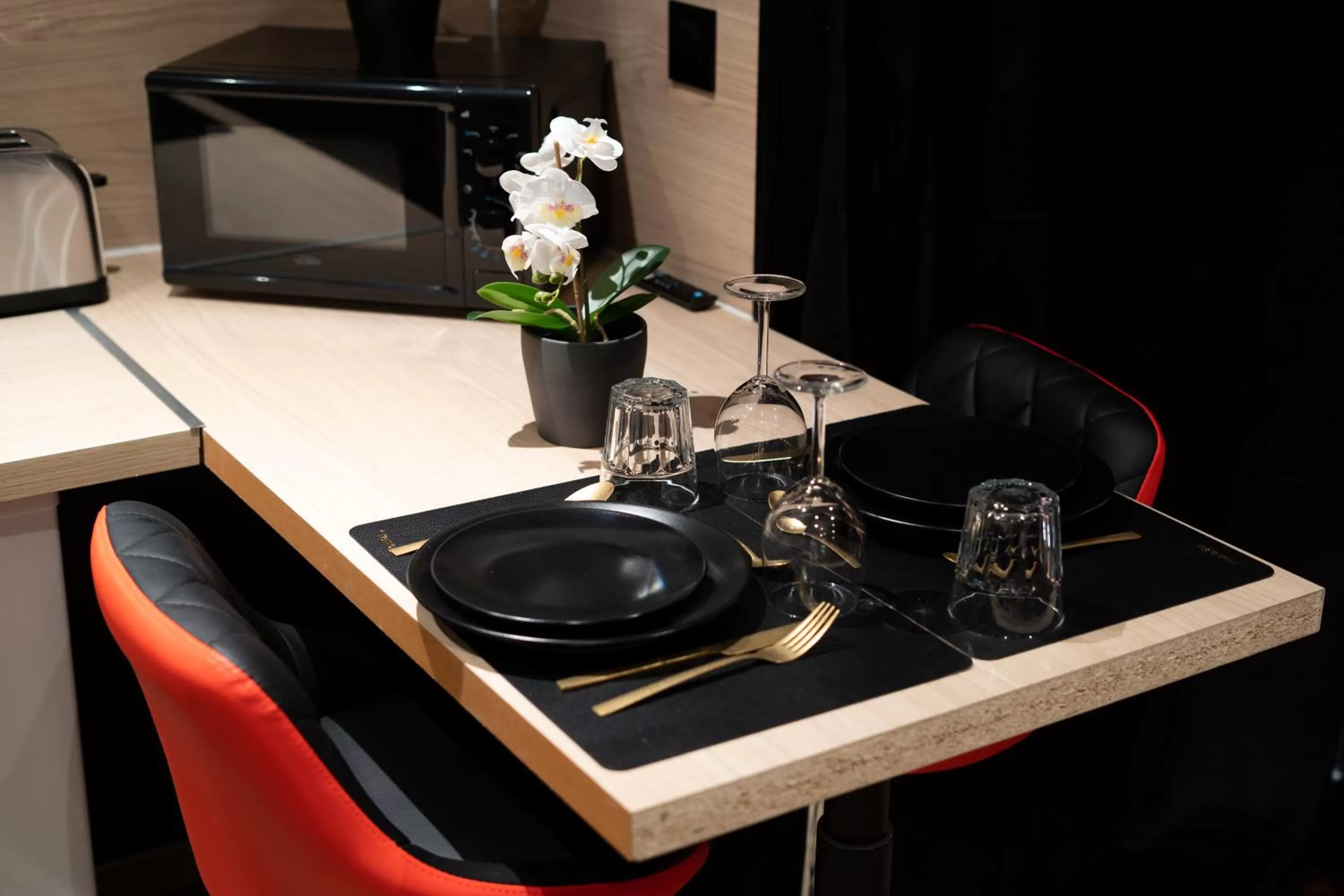 Dining area in Capsule Secret - Jacuzzi - Netflix & Home cinéma - Jeux de couple - Barre de pole dance