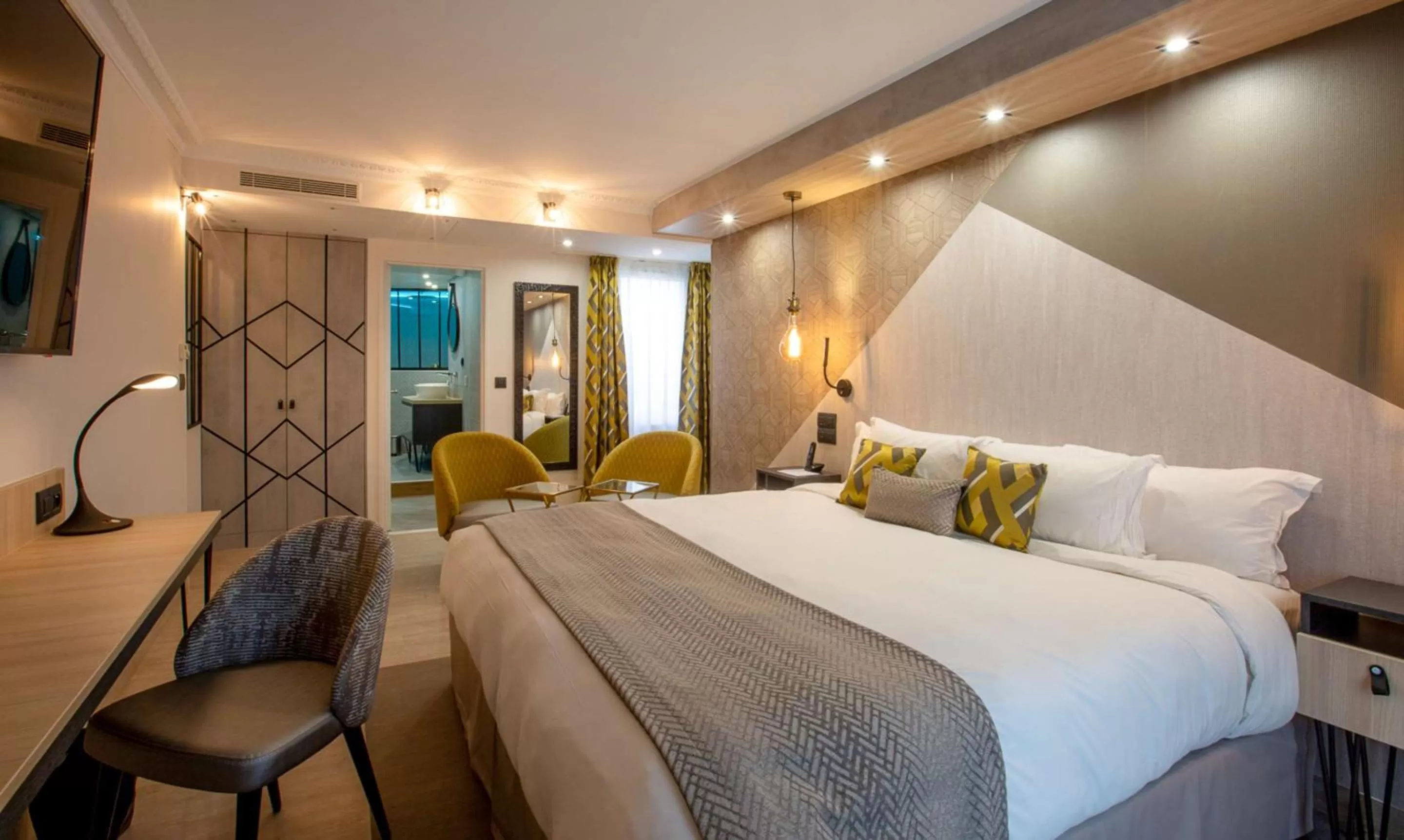 Bedroom, Bed in Best Western Plus Opéra Batignolles