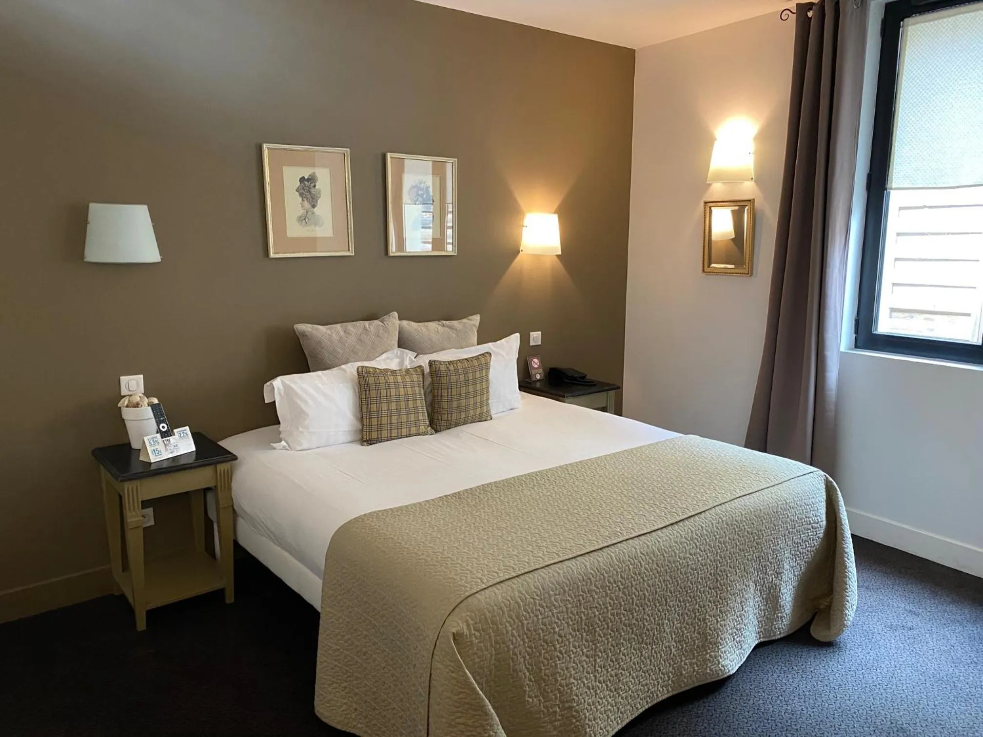 Bed in Logis Hôtel Restaurant du Parc