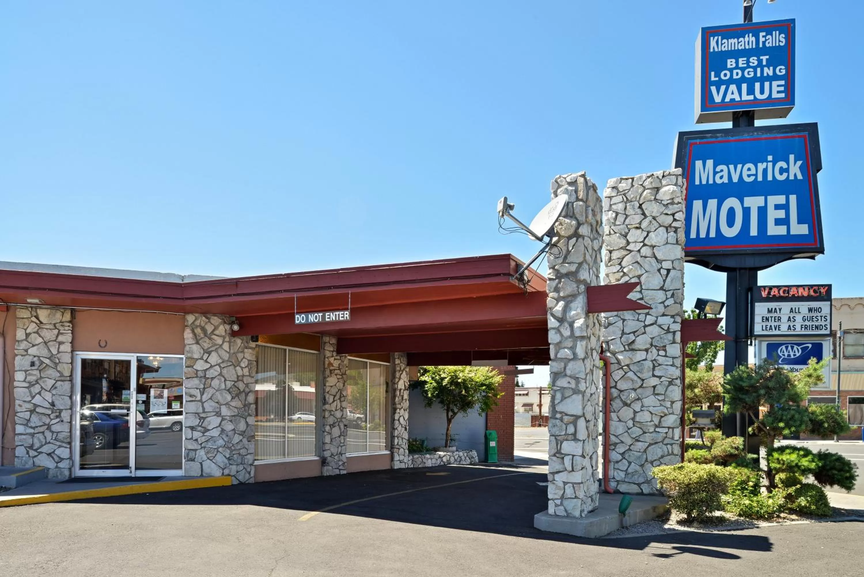Facade/entrance in Maverick Motel - Modern Renovated Motel
