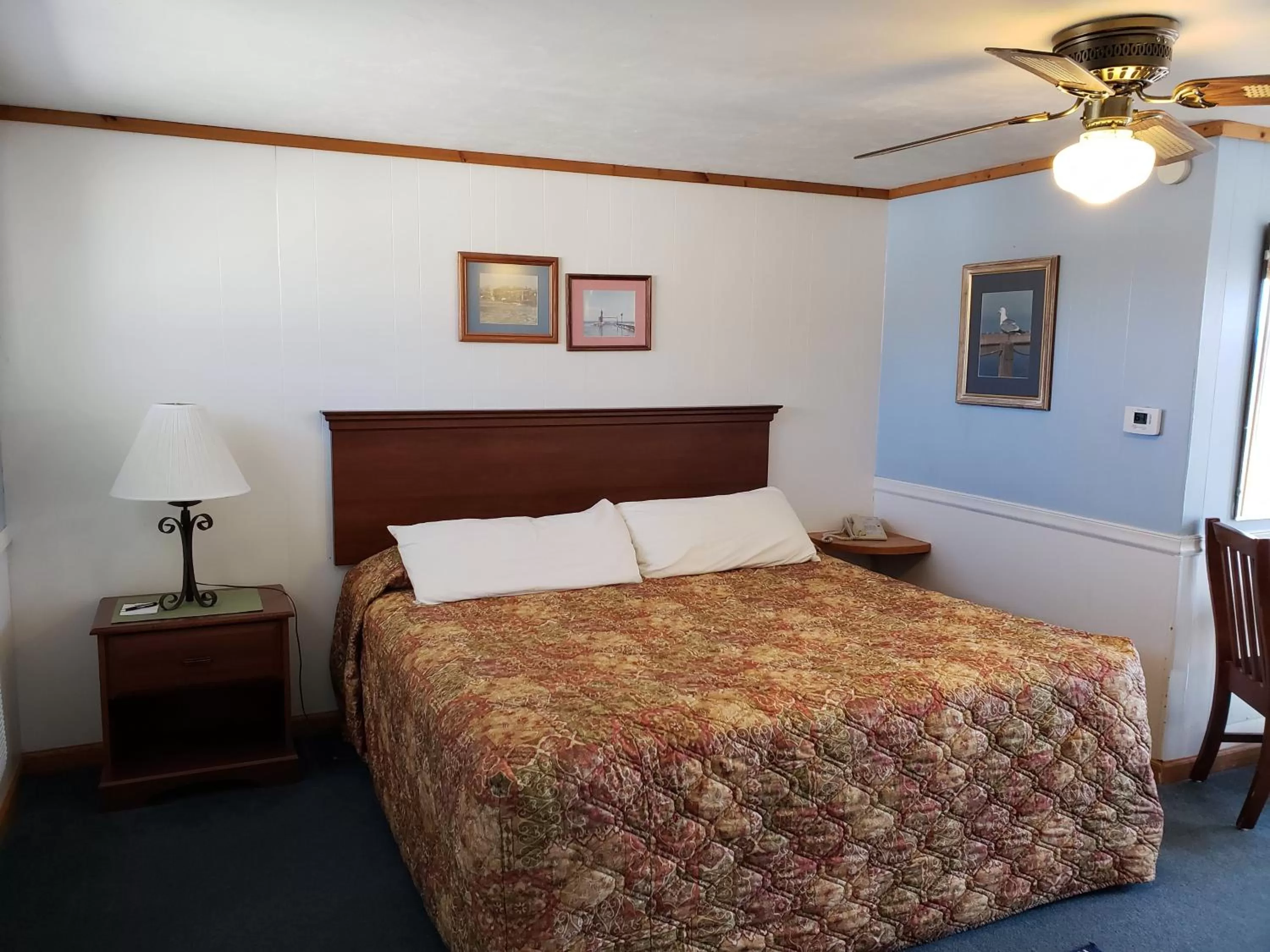 Bed in Algoma Beach Motel