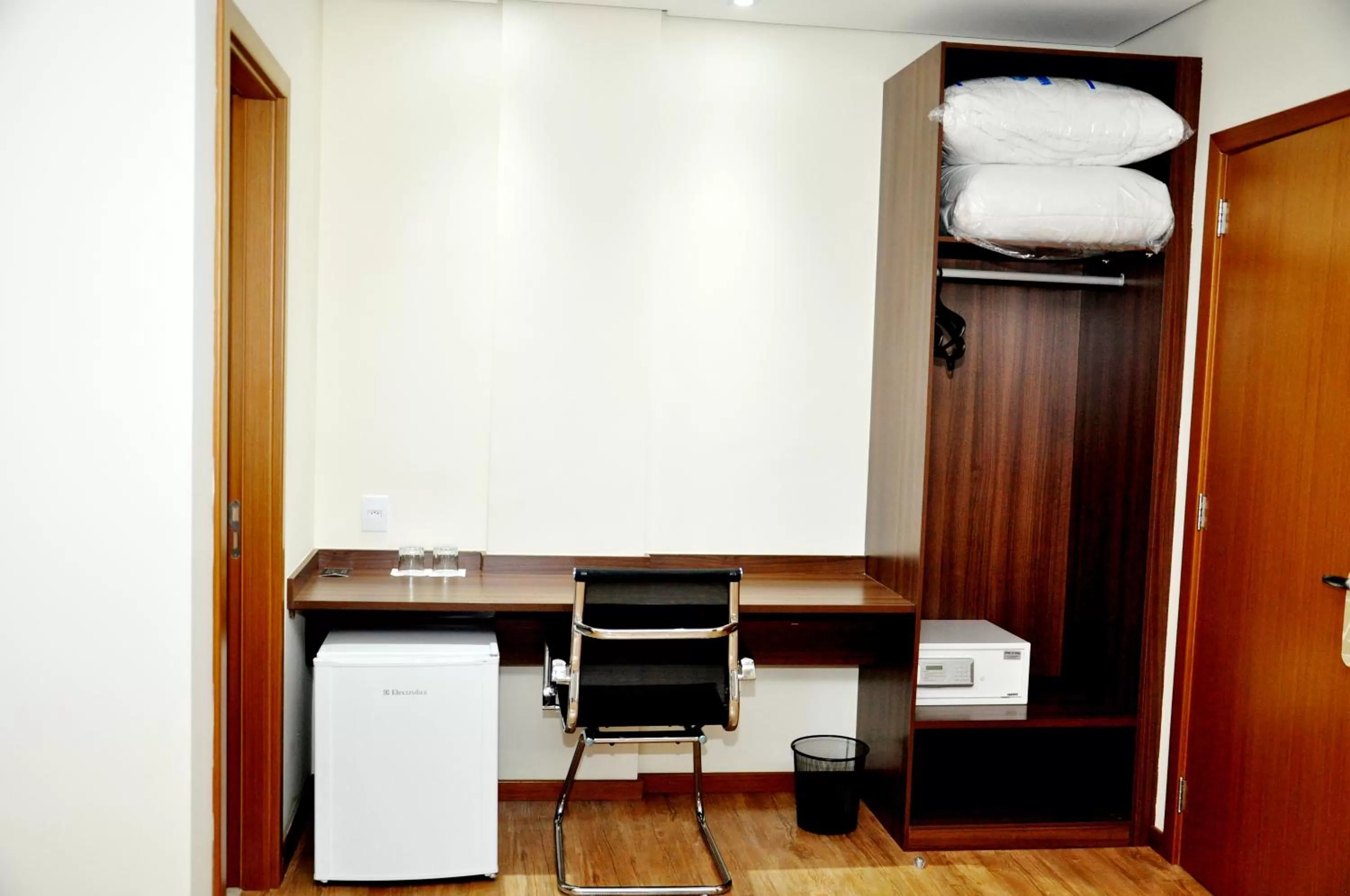 Bedroom, Seating Area in Hotel Mohave