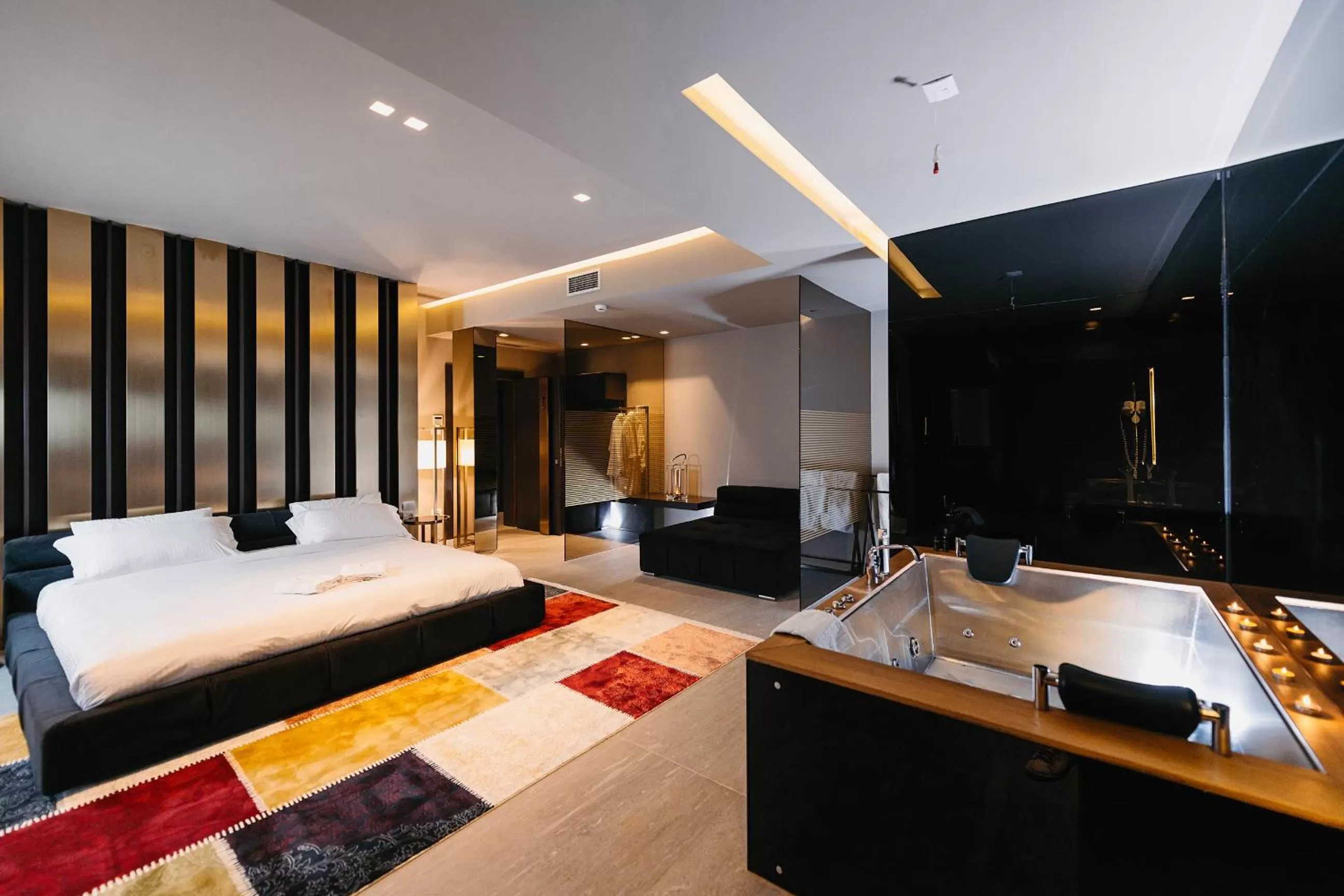 Hot Tub, Bed in Hotel Egnatia