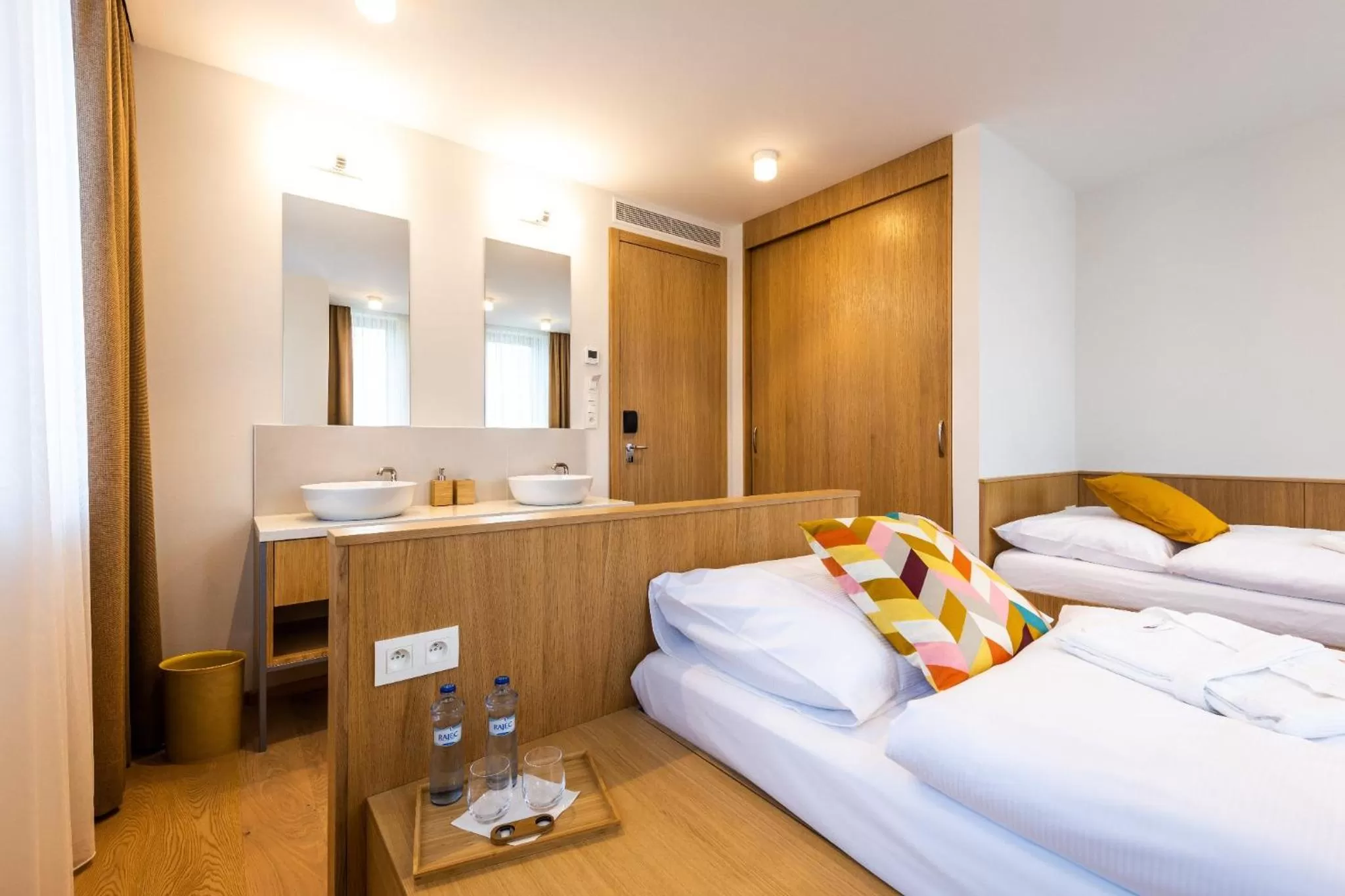 Photo of the whole room, Bed in RAJ zdravia