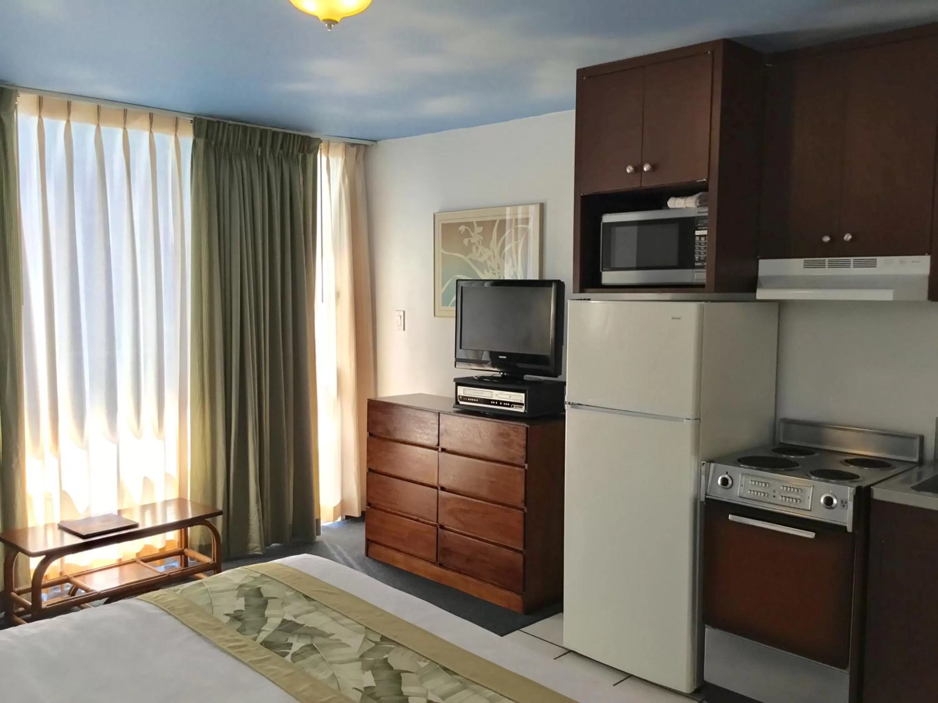 Bed in Holiday Surf Hotel (with full kitchen)