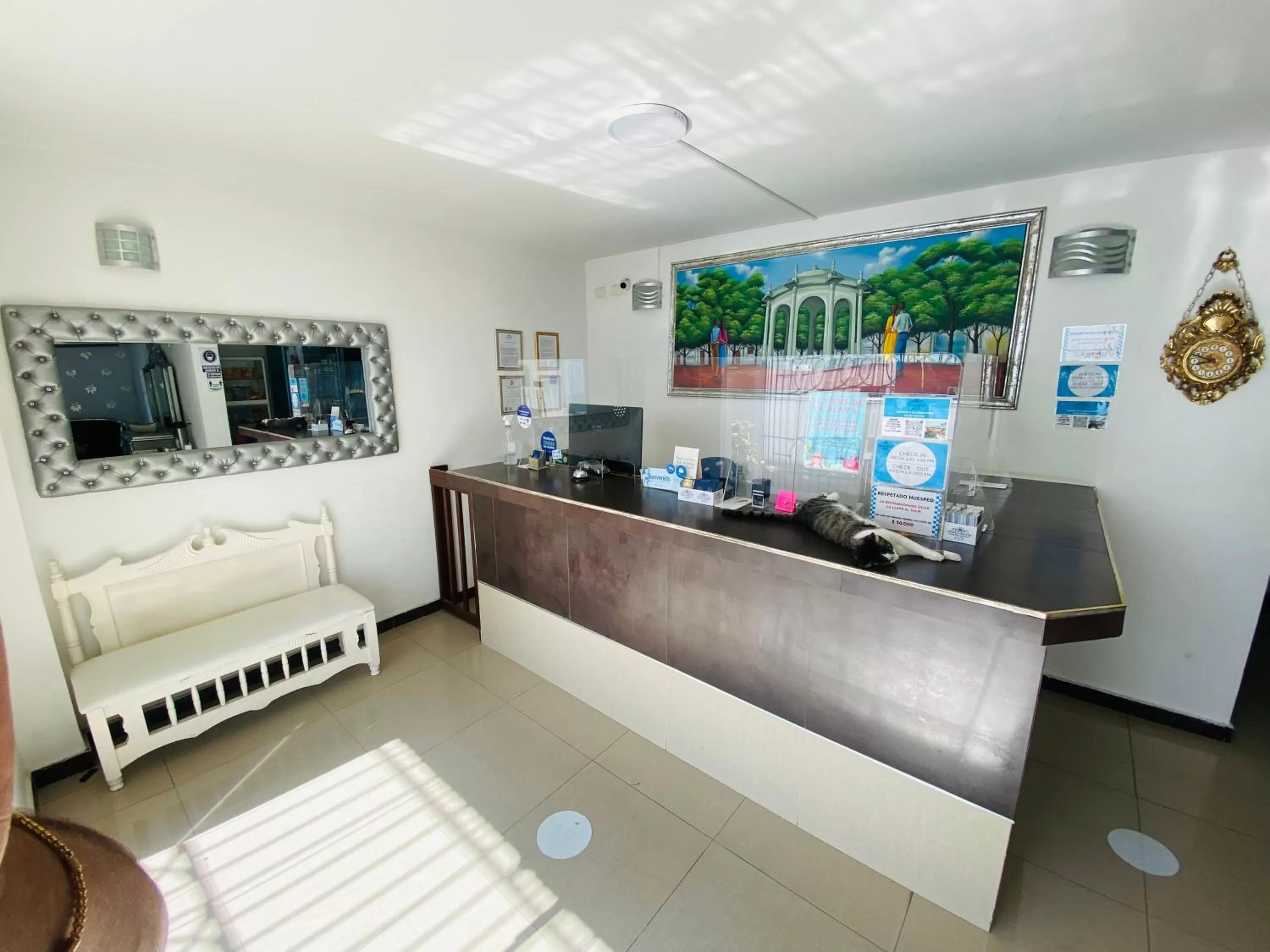 Lobby or reception in Hotel Parque de los Novios Inn