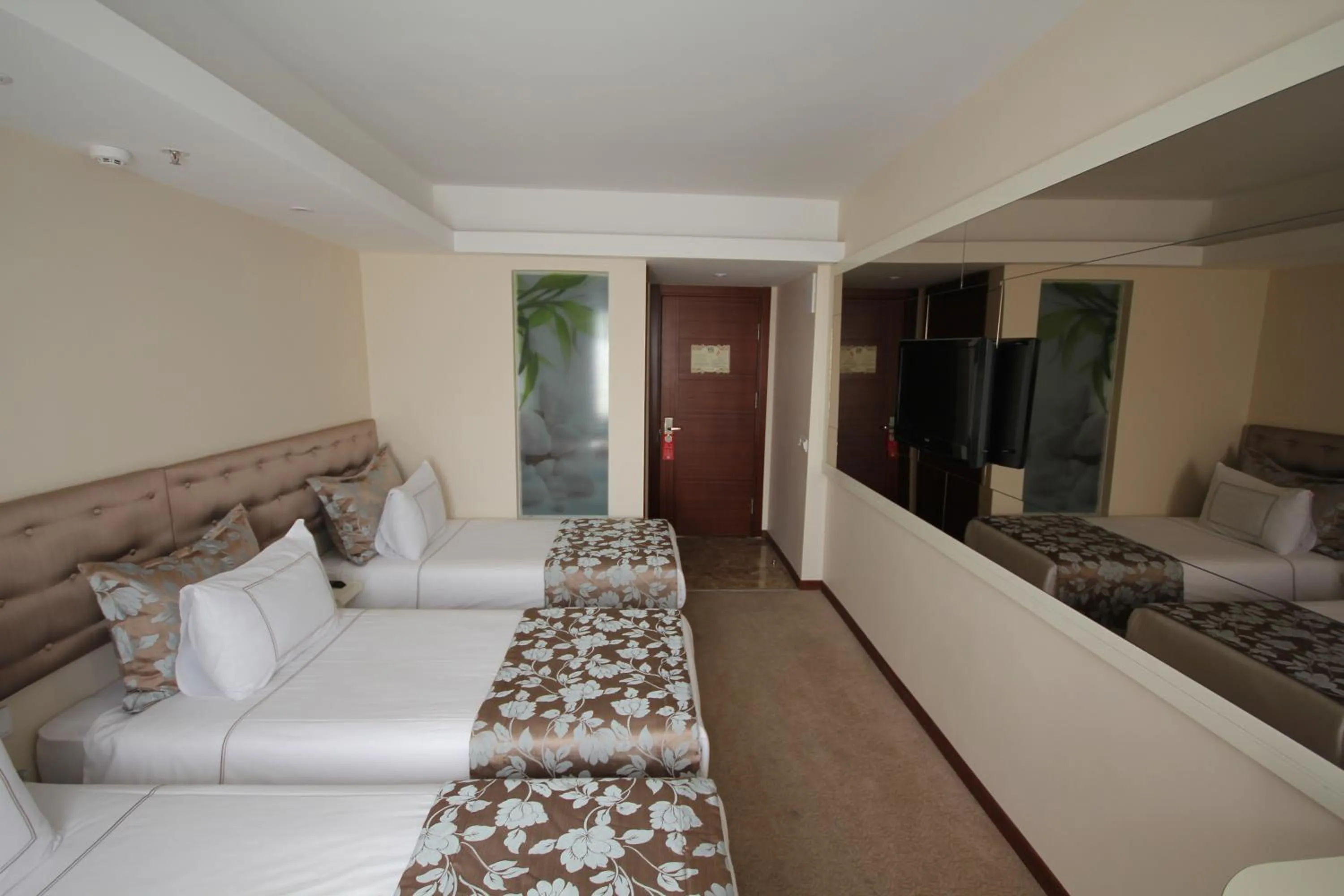 Photo of the whole room in Grand Washington Hotel