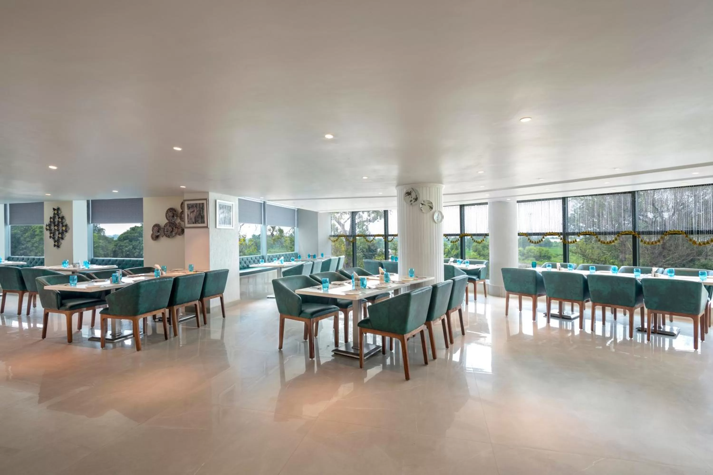 Restaurant/places to eat in Radisson Hotel Bareilly Airport