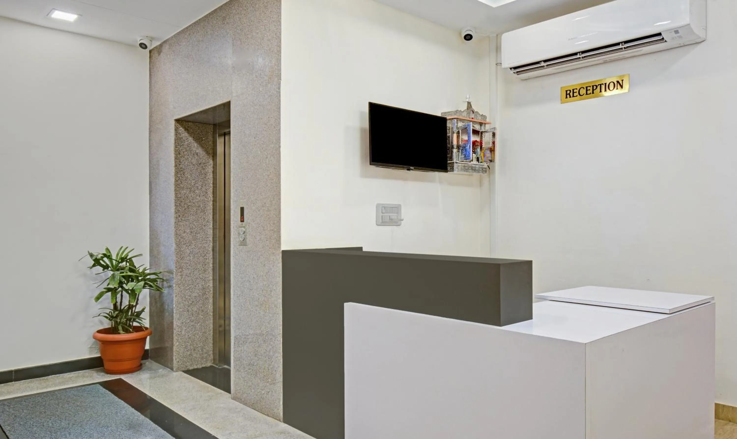 Lobby or reception in Treebo Paras Raj Near City Palace