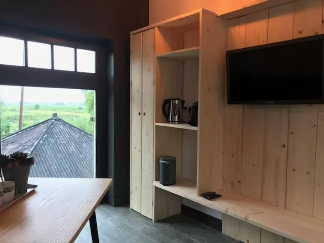 View (from property/room), TV/Entertainment Center in De Hostee