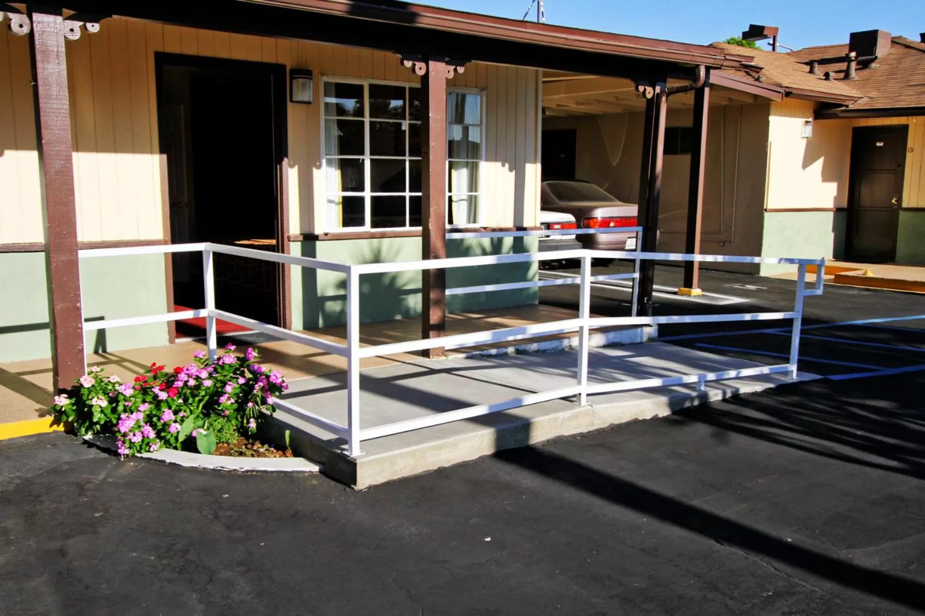 Facade/entrance in Palm Tropics Motel