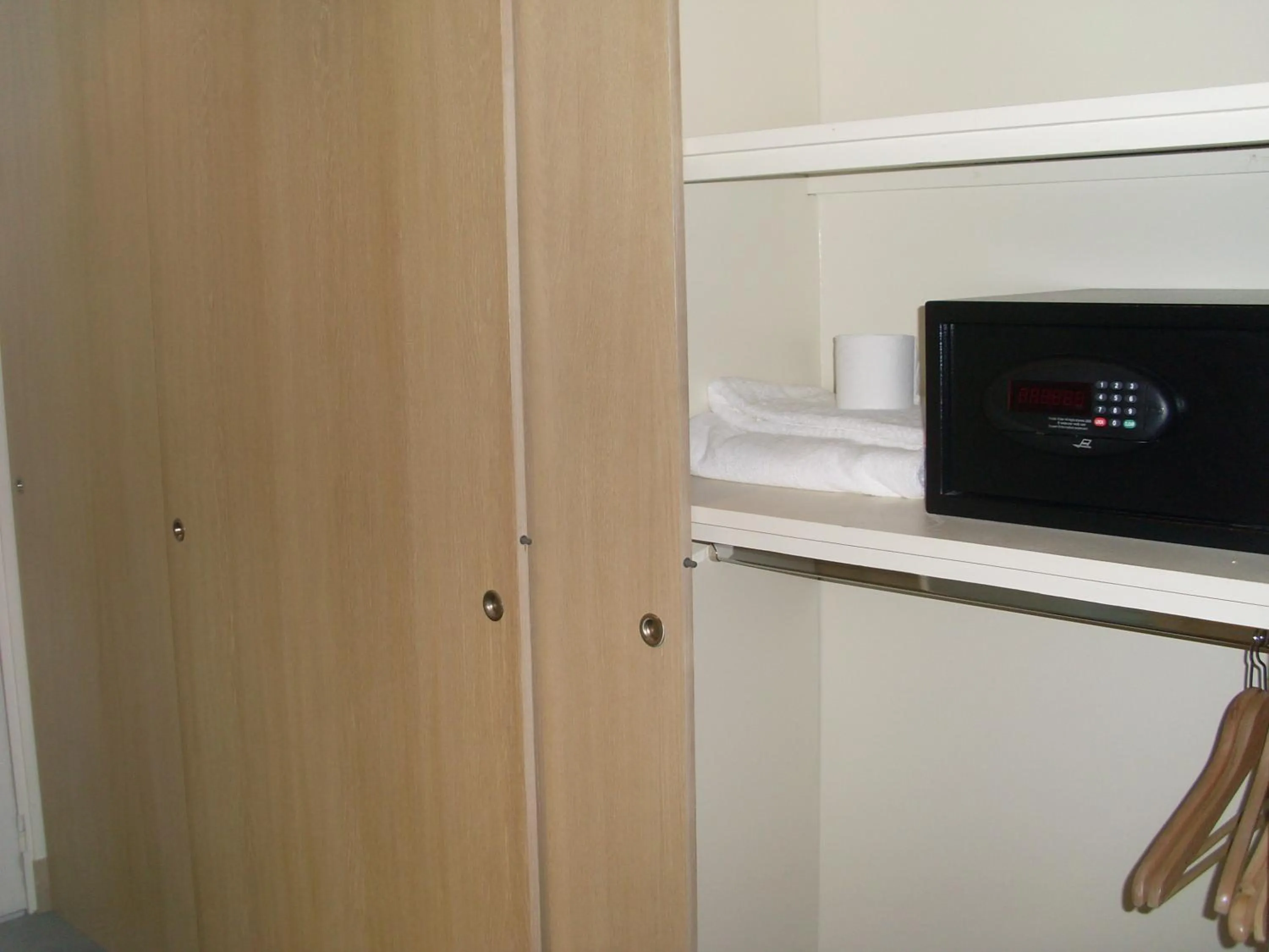 wardrobe in Hôtel Le Parc