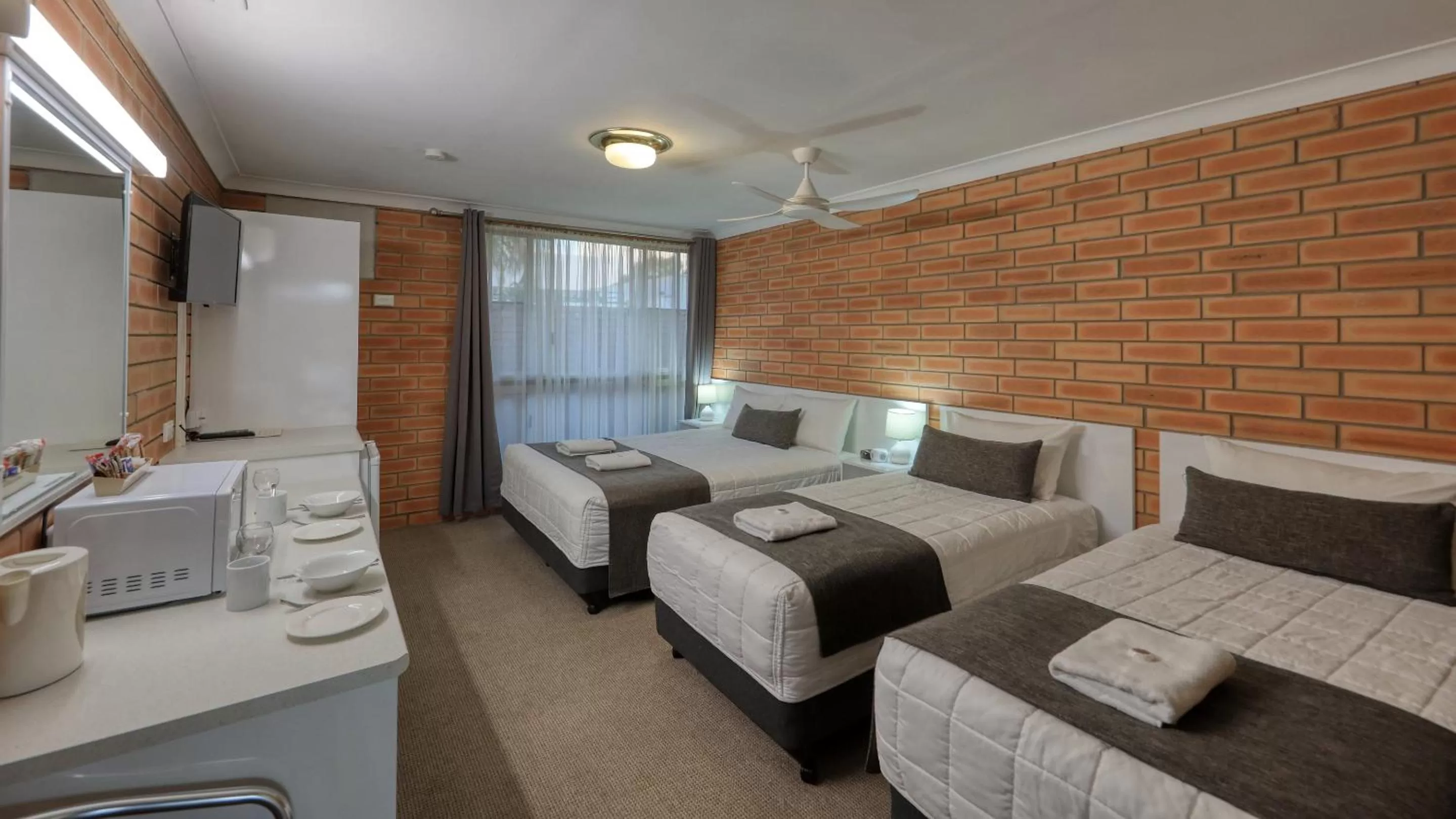 Bed in Gunsynd Motor Inn