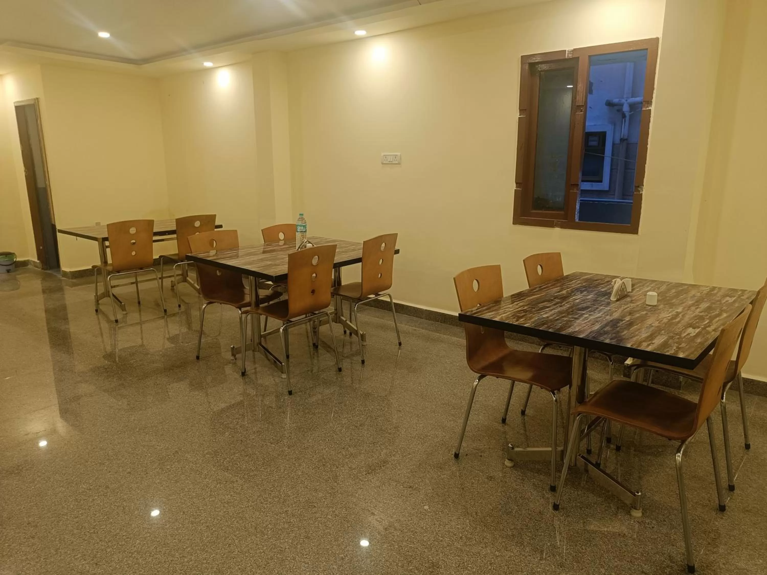 Restaurant/places to eat in The Dolphin Park Hotel, Virugambakkam